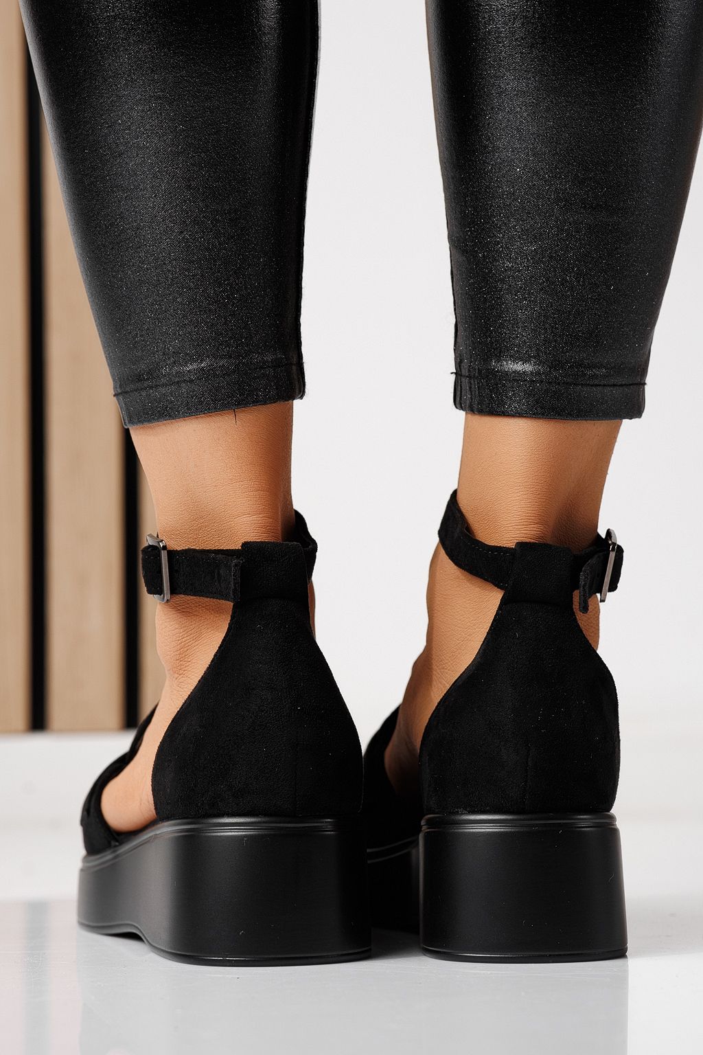 Női alkalmi cipők fekete környezetbarát velúr bőrből készült Evelina #24097