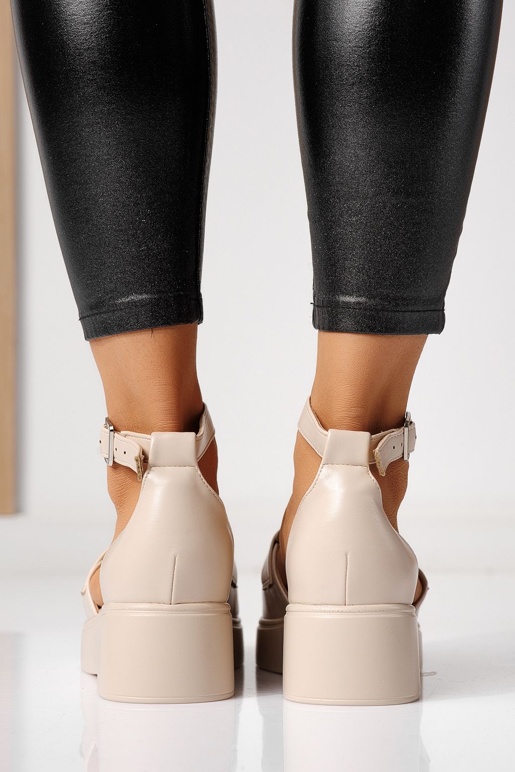 Női alkalmi cipők bézs öko bőrből készült Evelina #24096