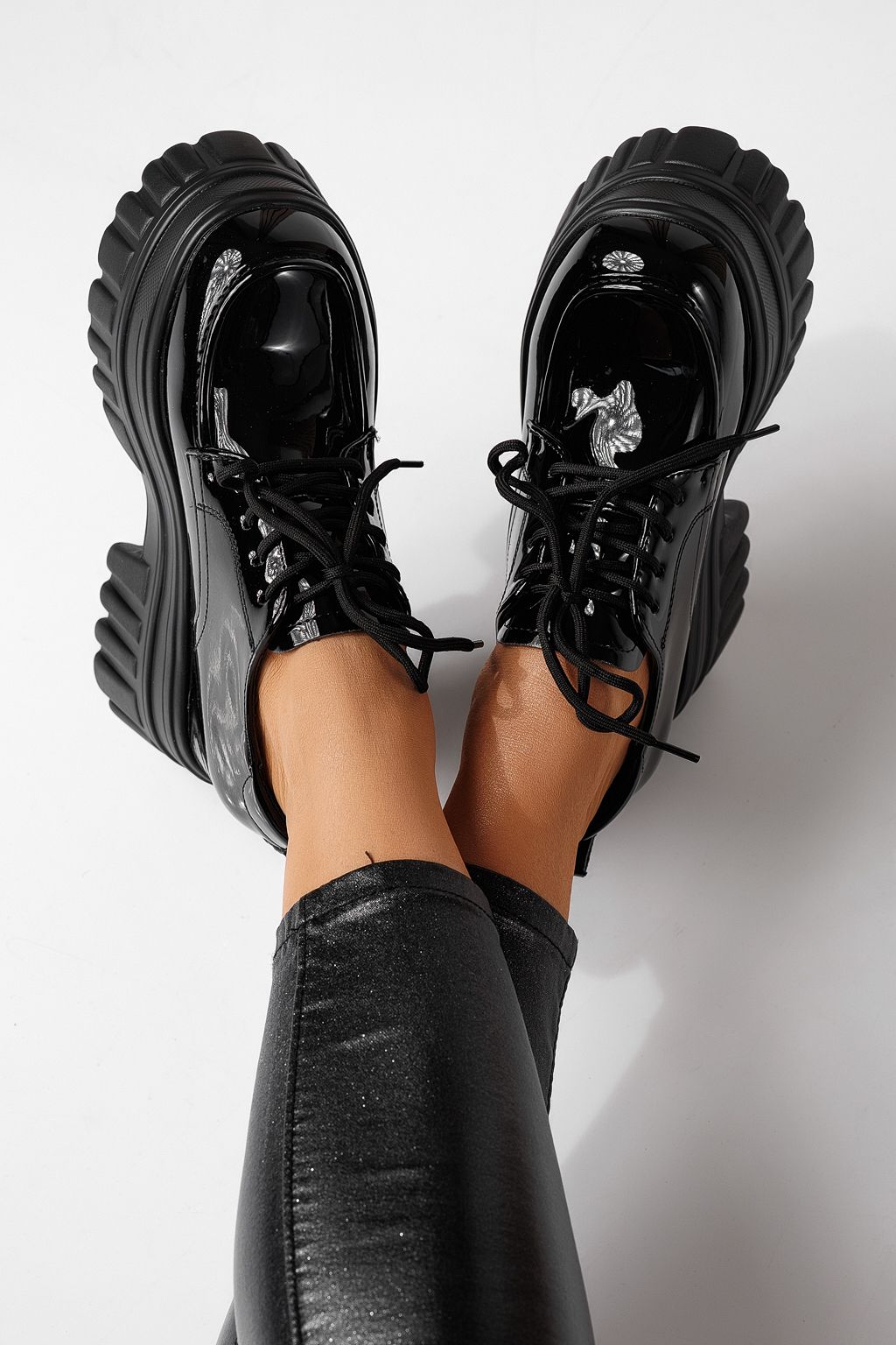 Női alkalmi cipők fekete lakkbőrből készült Larisa #24068