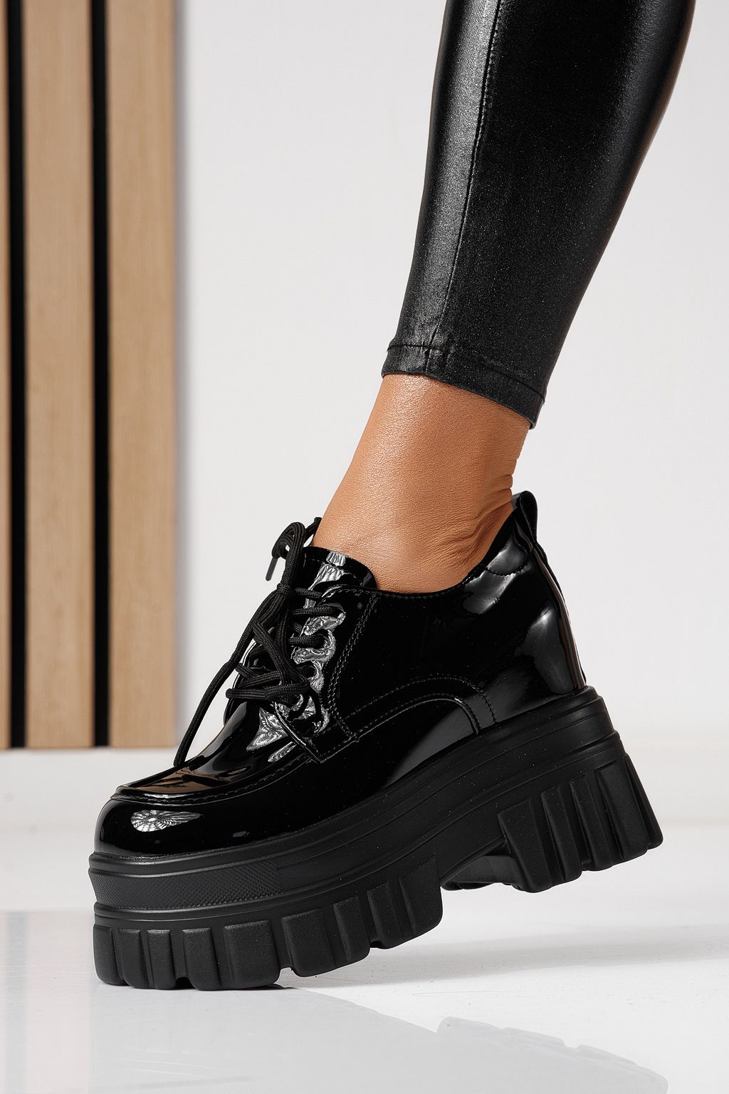 Női alkalmi cipők fekete lakkbőrből készült Larisa #24068