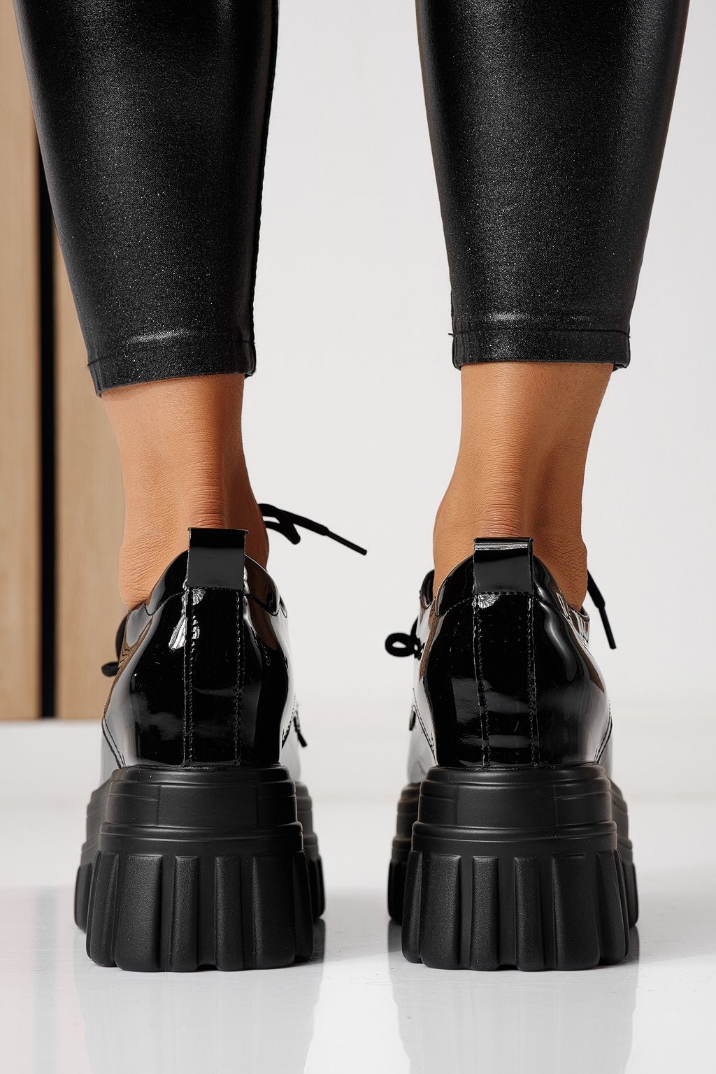 Női alkalmi cipők fekete lakkbőrből készült Larisa #24068