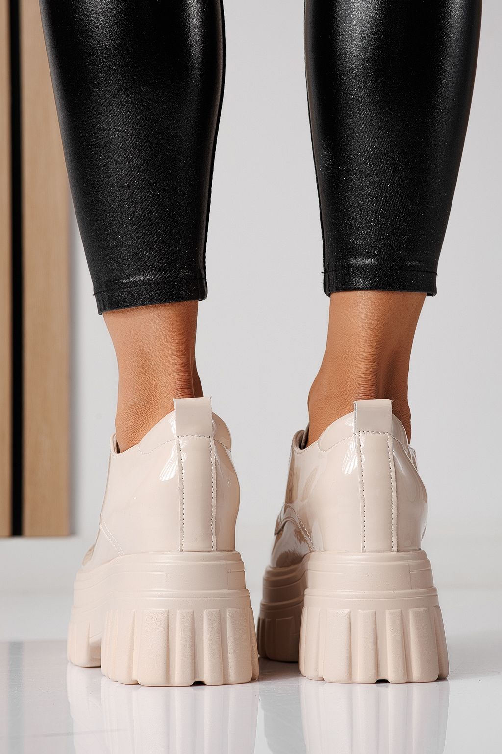 Női alkalmi cipők bézs lakkbőrből készült Larisa #24067