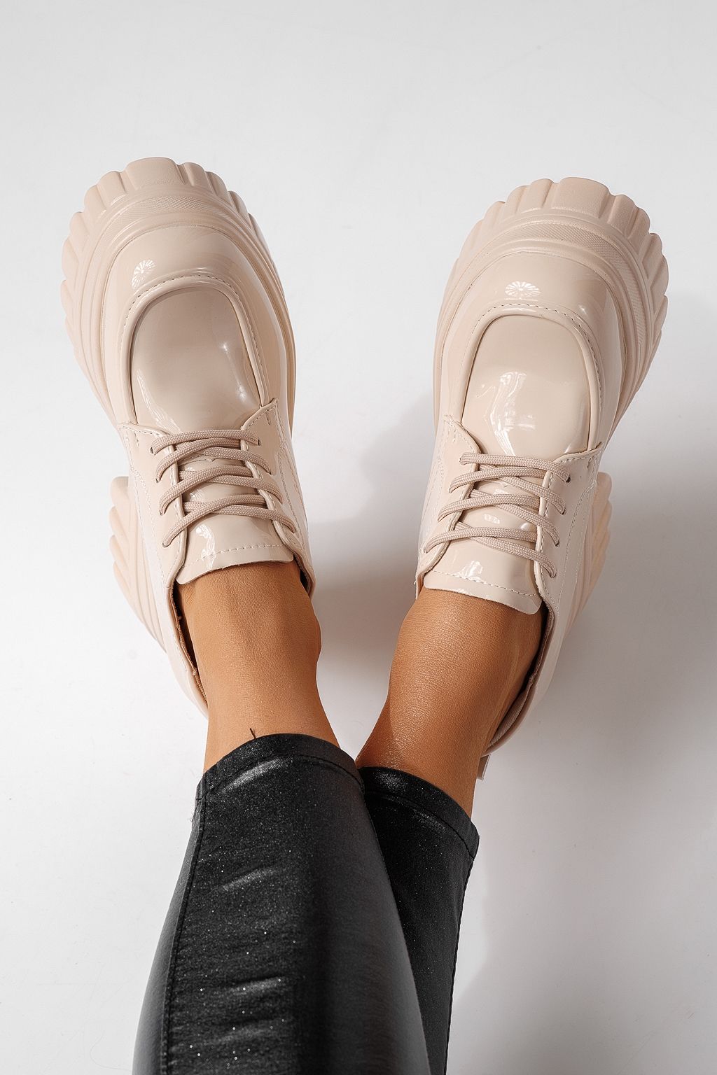 Női alkalmi cipők bézs lakkbőrből készült Larisa #24067