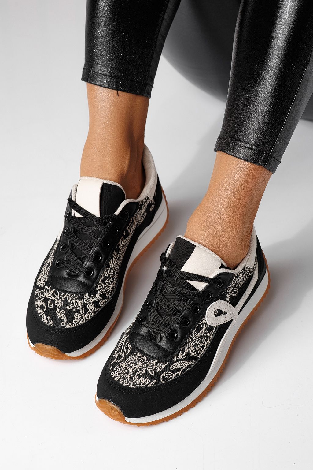 Női sportcipők fekete öko bőrből készült Jesica #24125