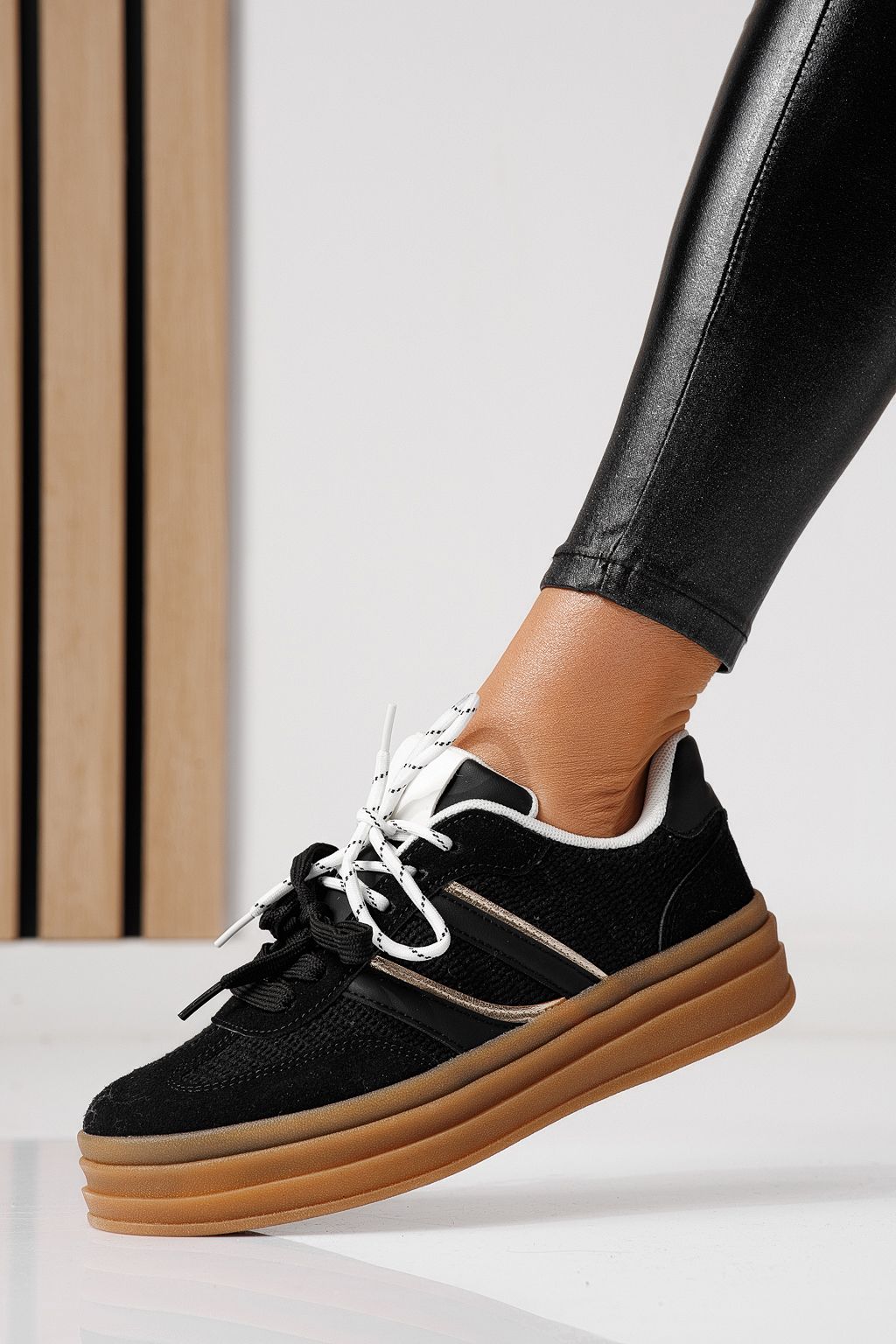 Női sportcipők fekete környezetbarát velúr bőrből készült Karina #24136