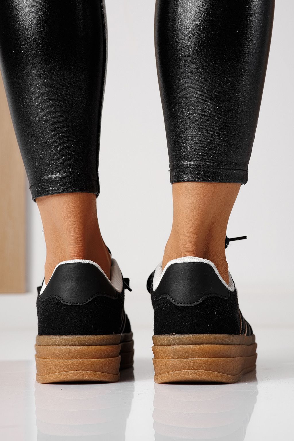 Női sportcipők fekete környezetbarát velúr bőrből készült Karina #24136