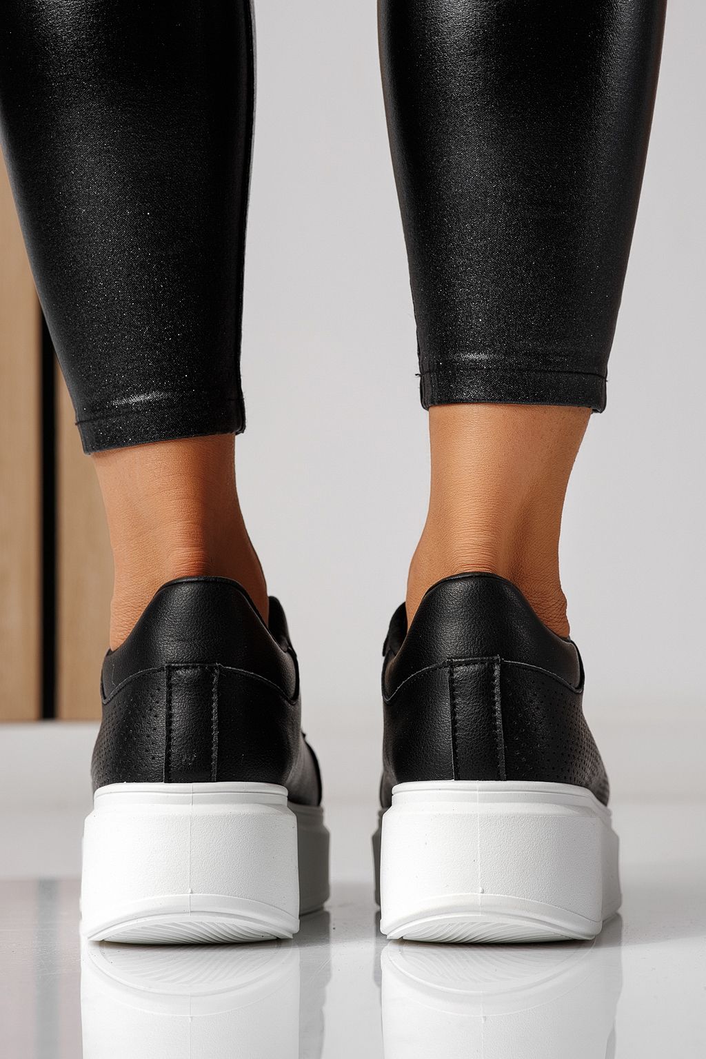 Női platformcipők fekete öko bőrből készült Ada #24000