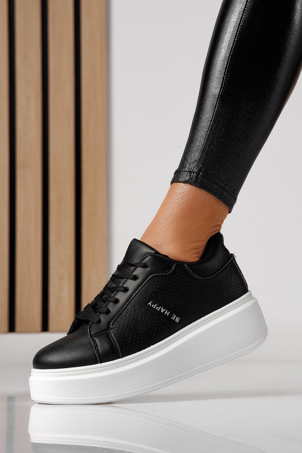 Női platformcipők fekete öko bőrből készült Ada #24000