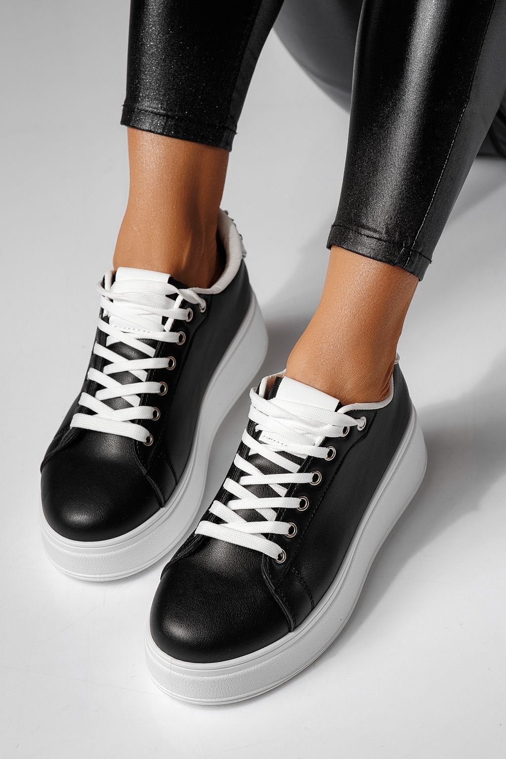 Női sportcipők fekete öko bőrből készült Azaleea #24004