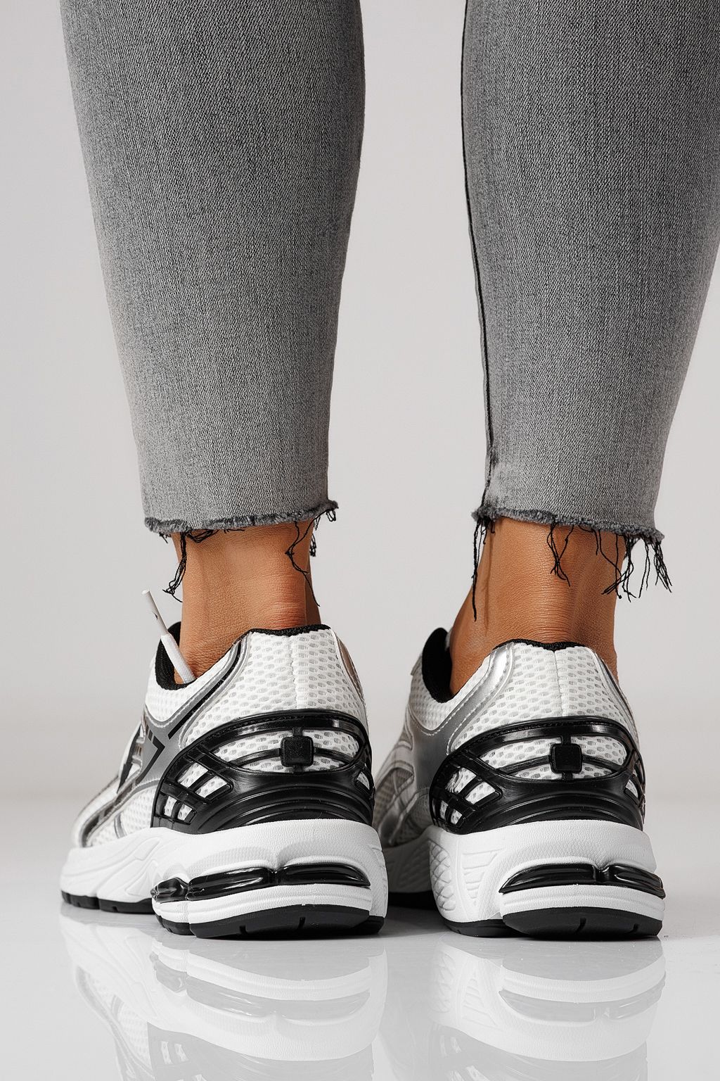 Női sportcipők ezüst textil anyagból készült Lilien #24146