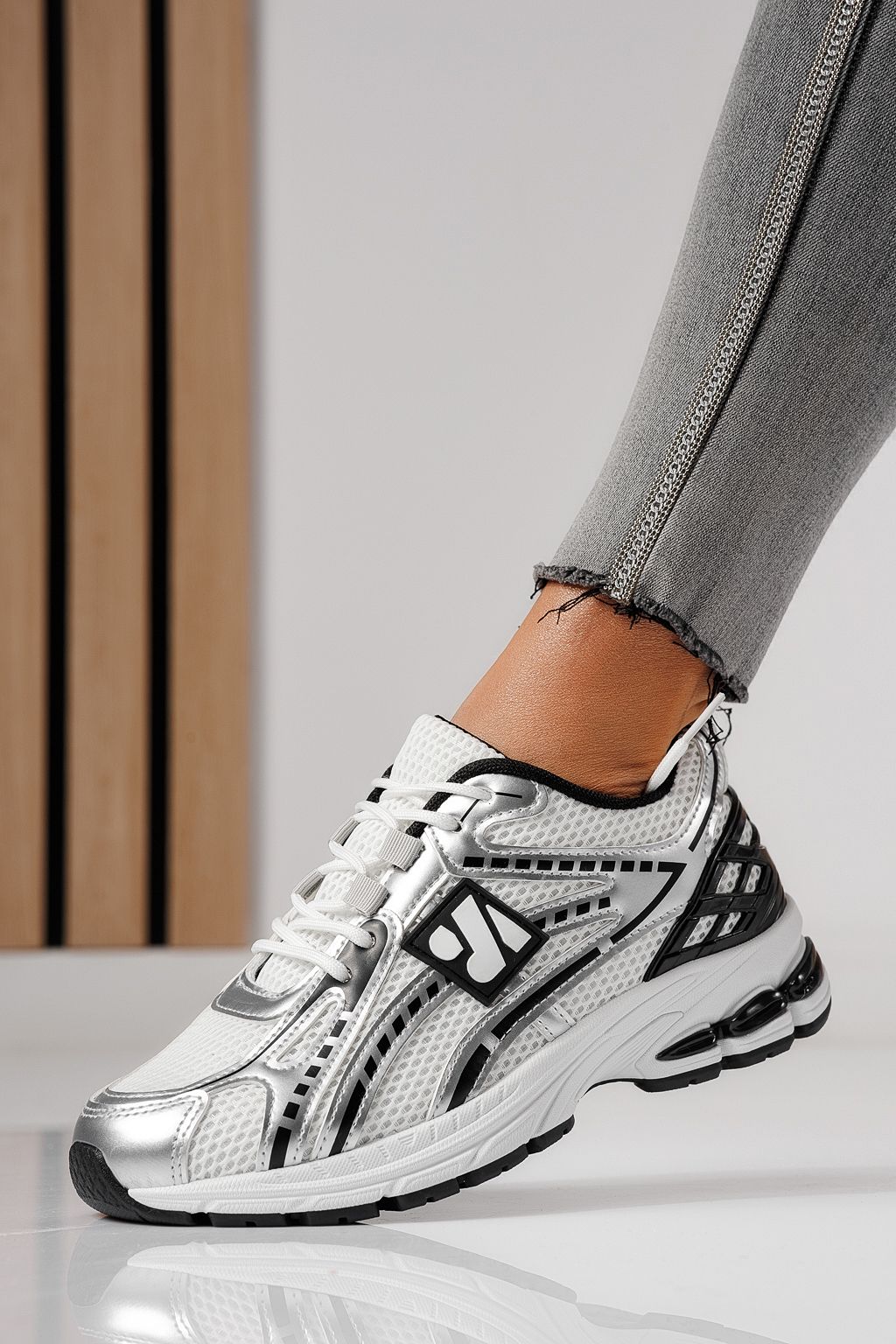 Női sportcipők ezüst textil anyagból készült Lilien #24146