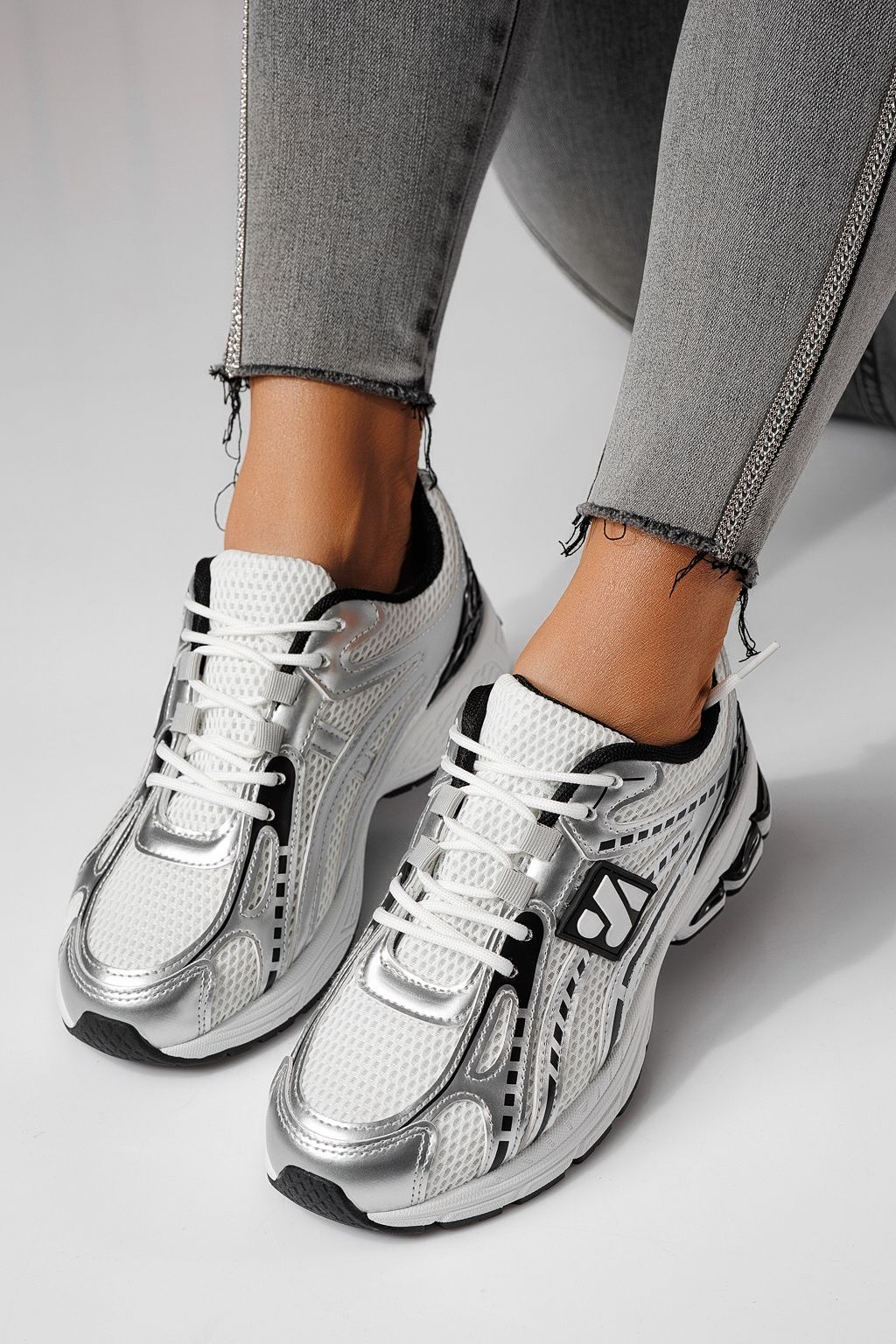 Női sportcipők ezüst textil anyagból készült Lilien #24146