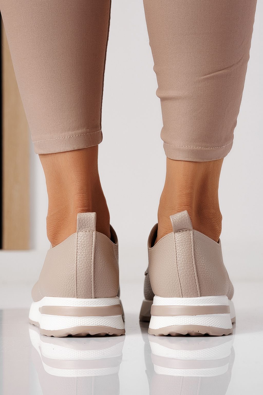 Női bézs színű ekológikus bőrből készült alkalmi cipő Lara #24201