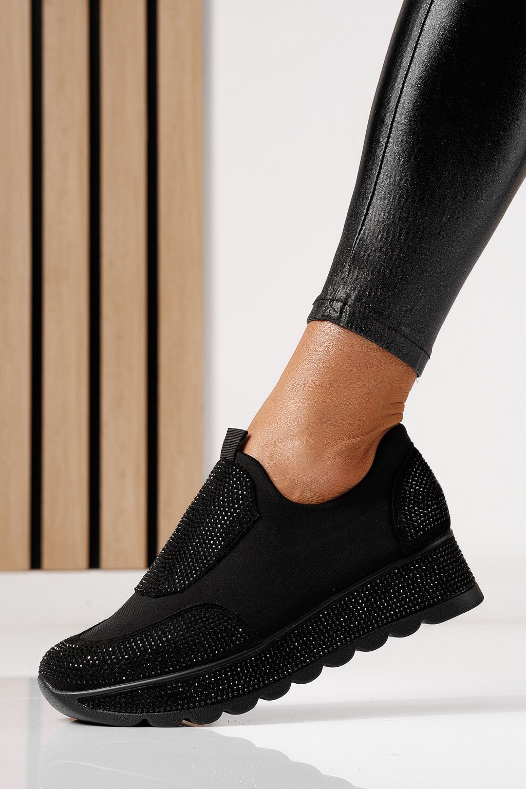 Női fekete textil tornacipő Iris #24209