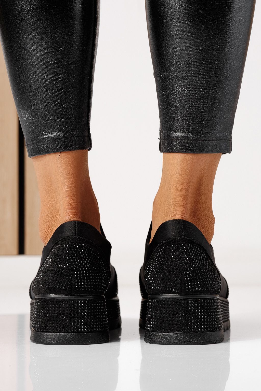 Női fekete textil tornacipő Iris #24209