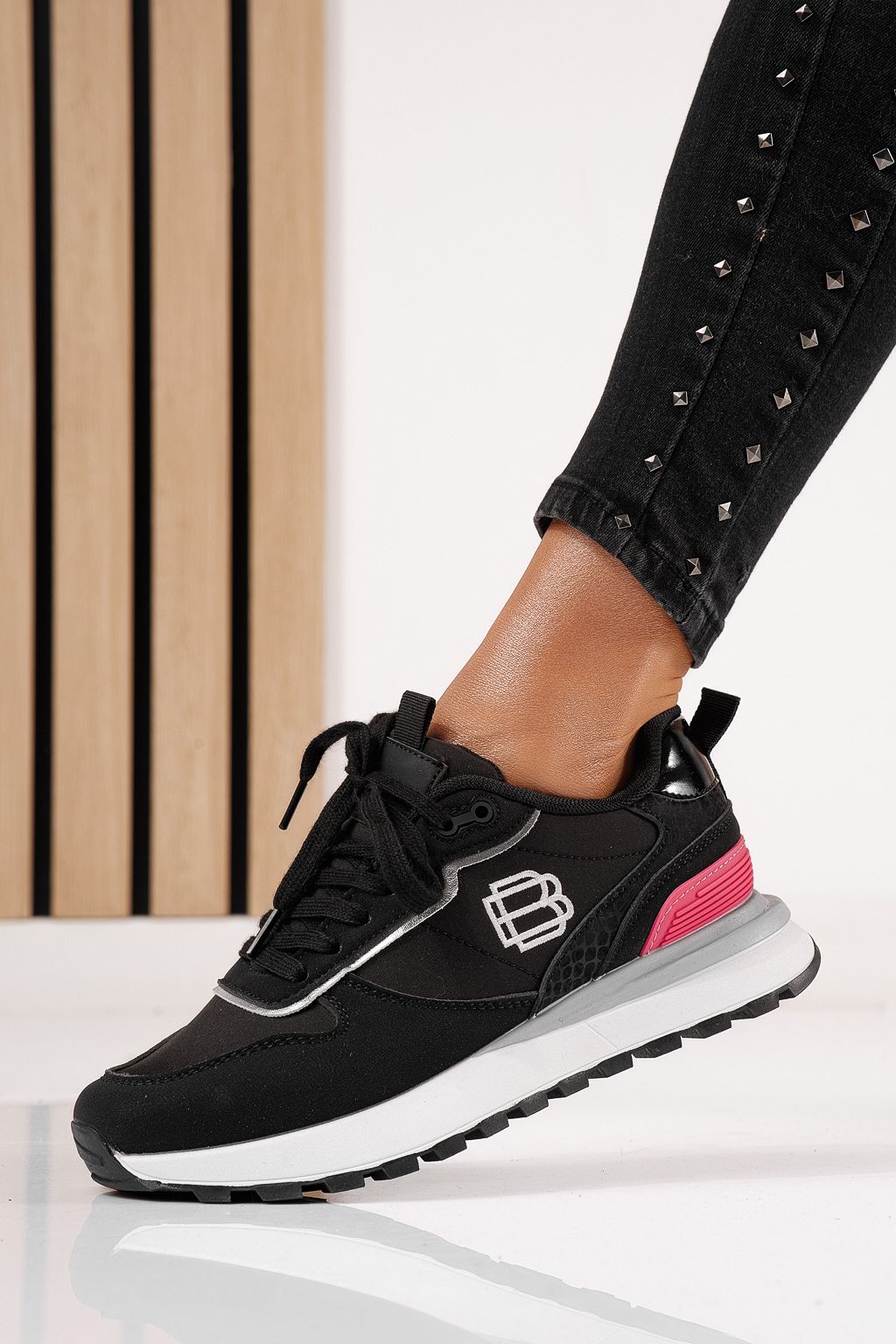 Női sportcipők fekete textil anyagból készült Ava #24321