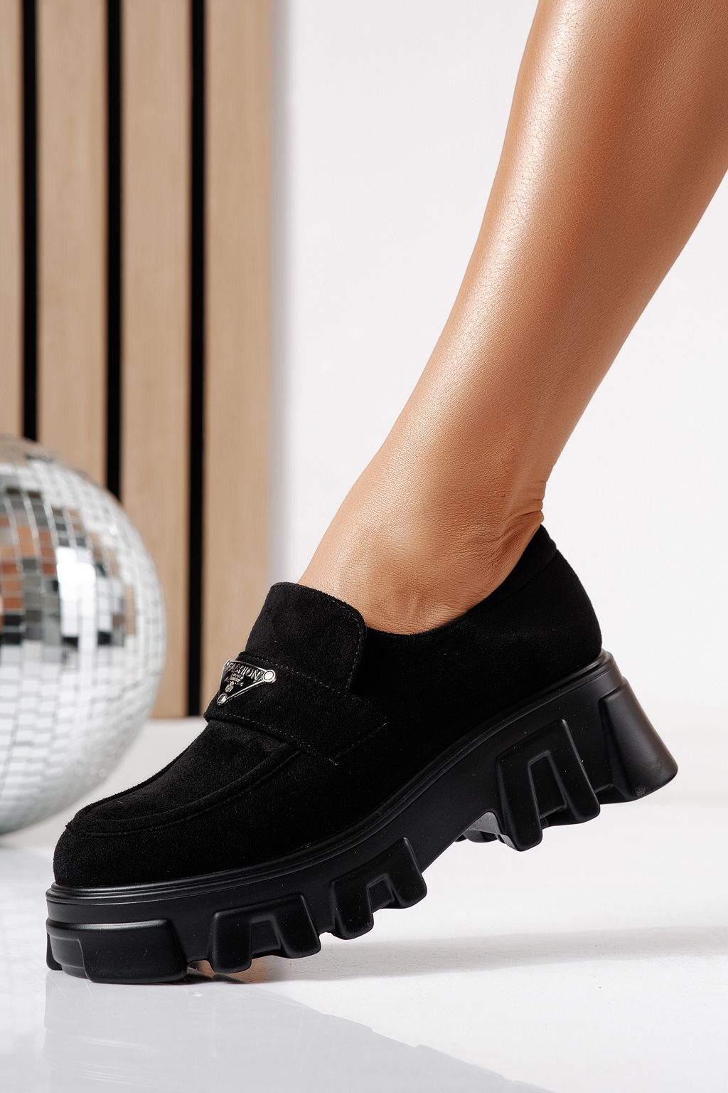 Női alkalmi cipők fekete öko velúrból készült Oriana #24485