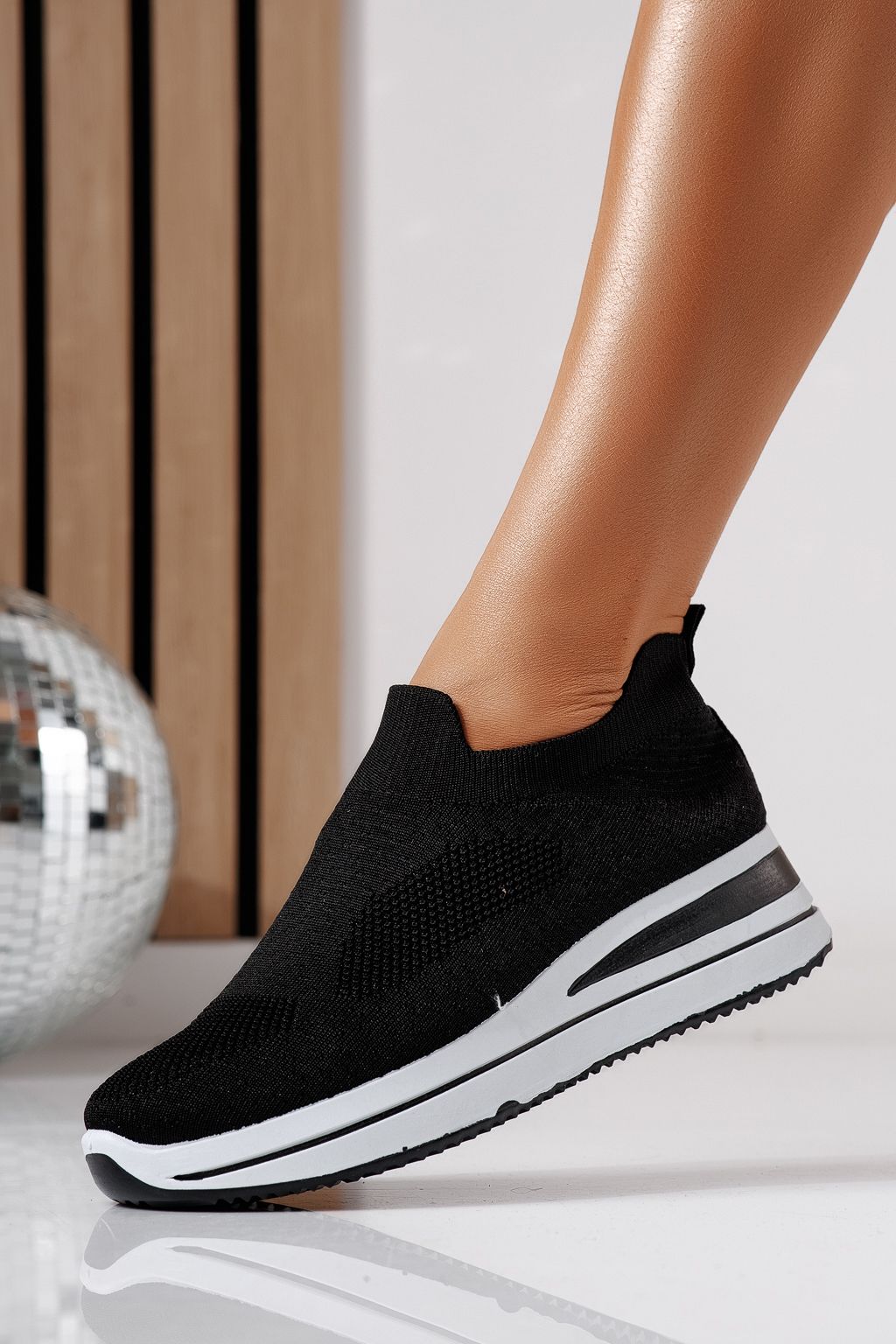 Női sportcipők fekete textil anyagból készült Fausta #24471