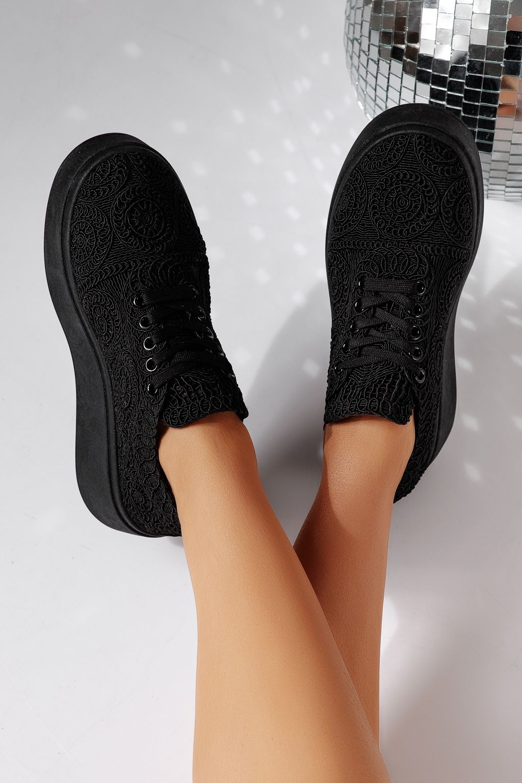 Női sportcipők fekete textil anyagból készült Loretta #24492