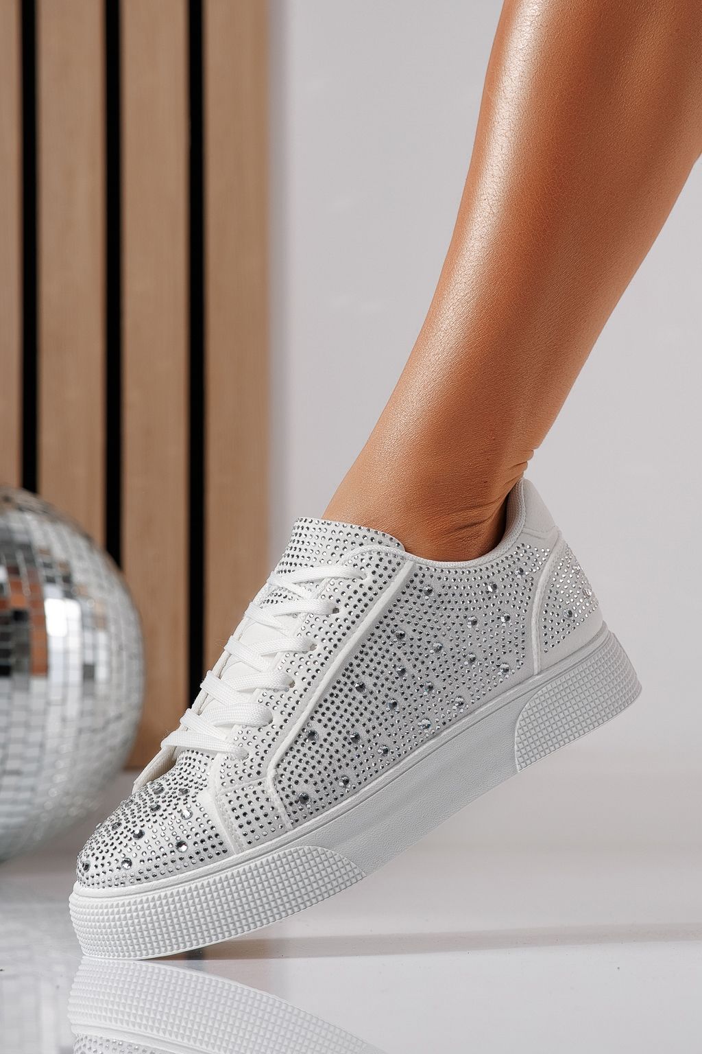 Női sportcipők fehér öko velúrból készült Lorete #24479