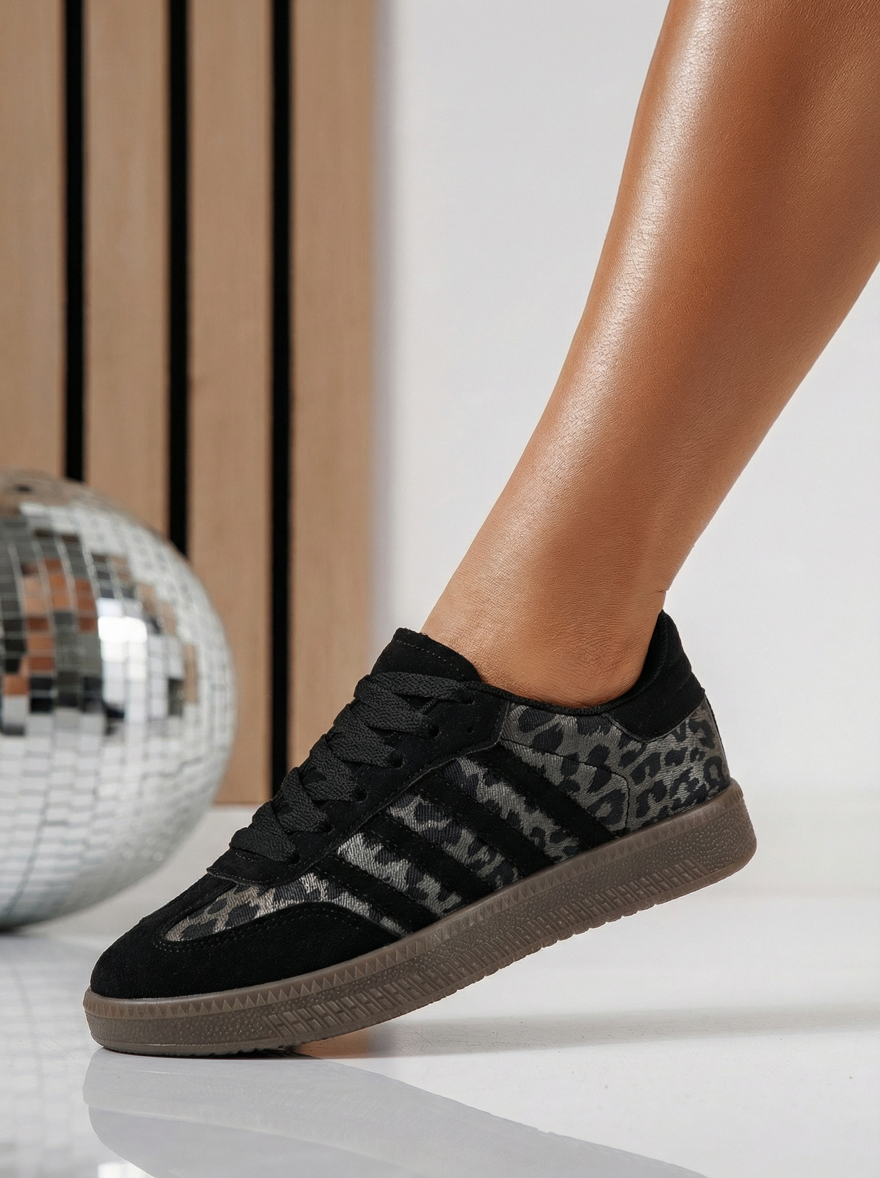 Női sportcipők fekete velúrból készült Liza #24502