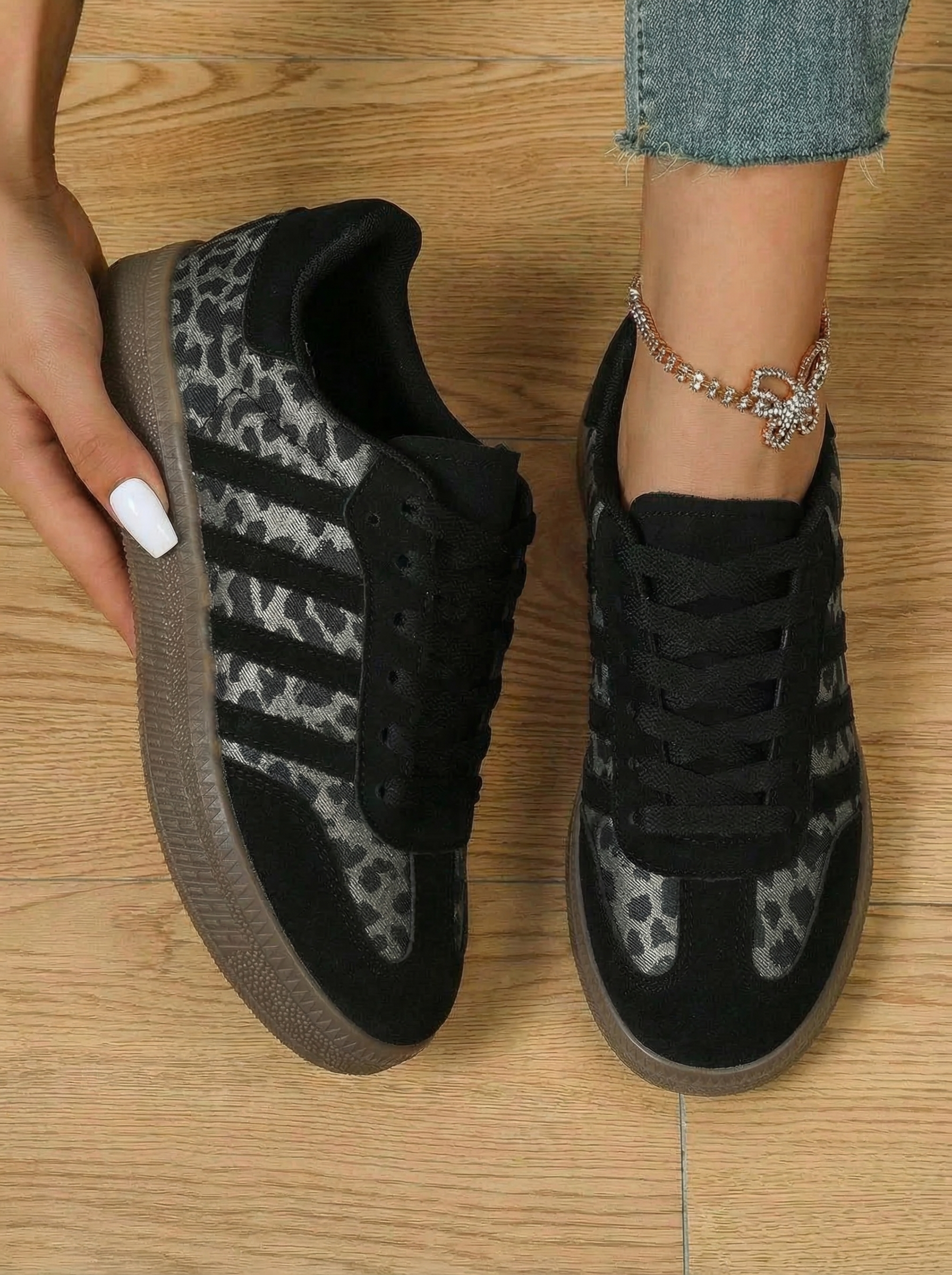 Női sportcipők fekete velúrból készült Liza #24502