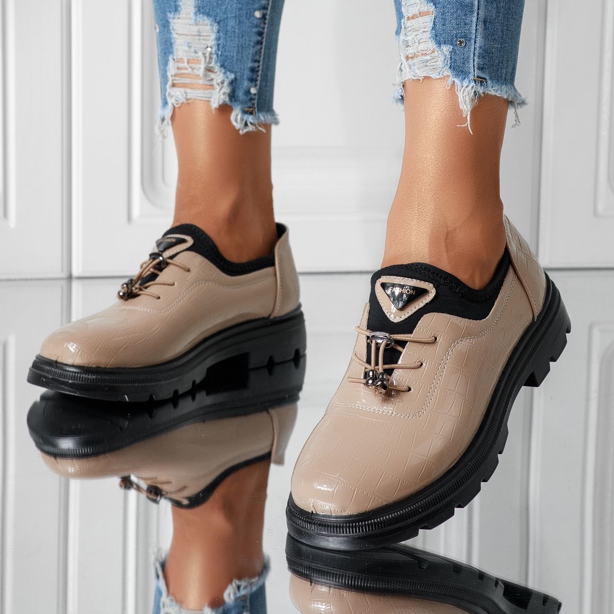 női bézs színű, lakkbőrből készült alkalmi cipő Mariah #24605