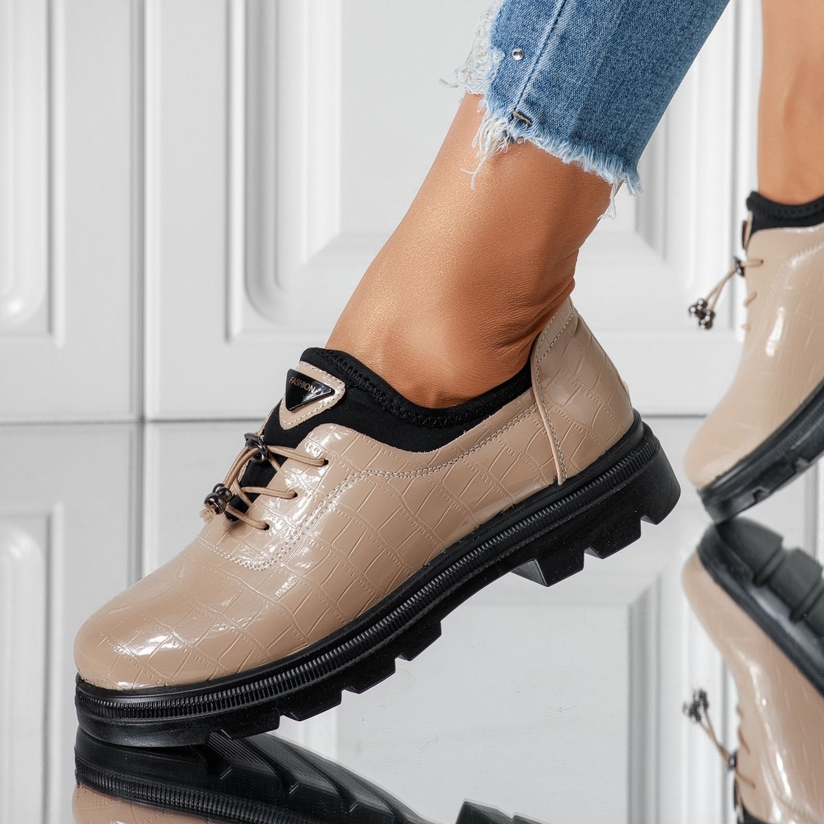 női bézs színű, lakkbőrből készült alkalmi cipő Mariah #24605