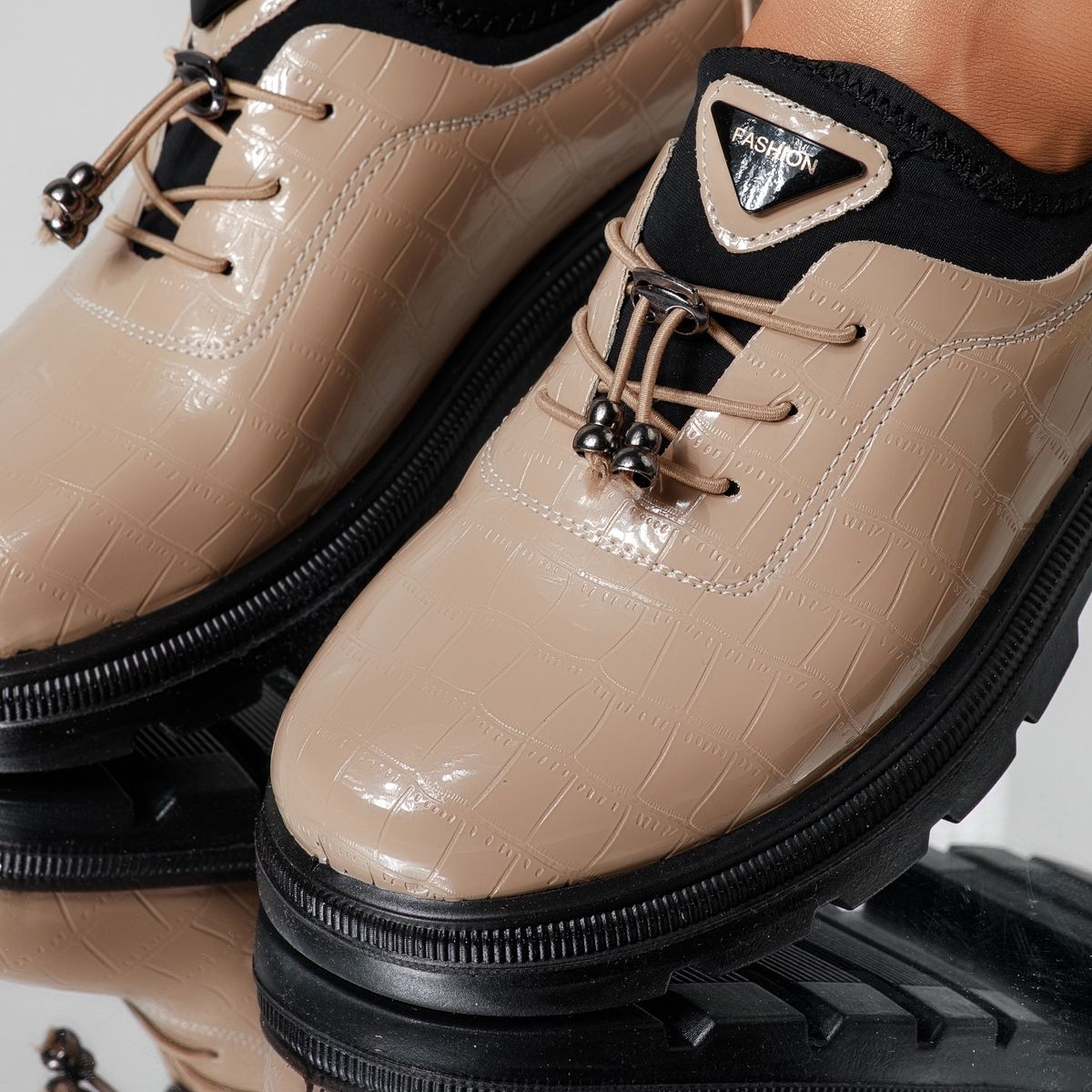 női bézs színű, lakkbőrből készült alkalmi cipő Mariah #24605