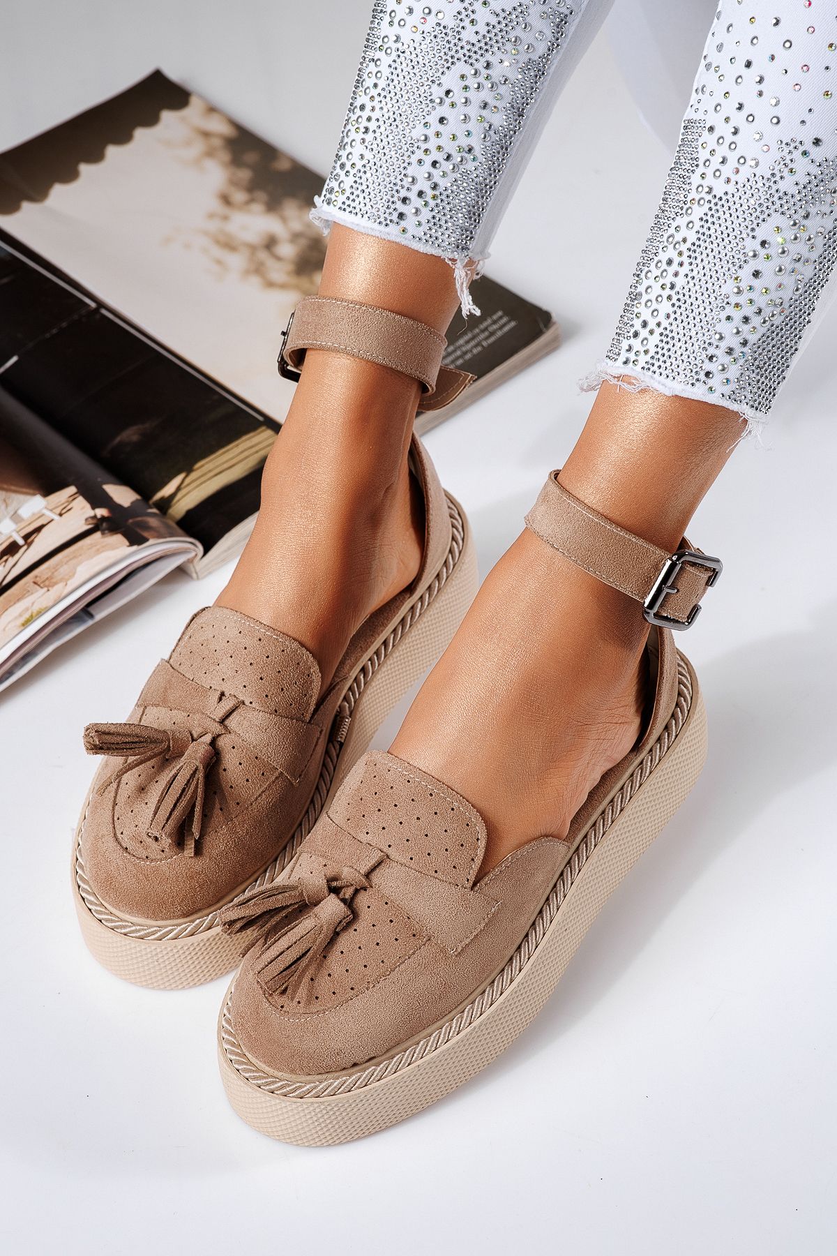 Női bézs színű ekológikus bőrből készült alkalmi cipő velúrból Aryan #24610