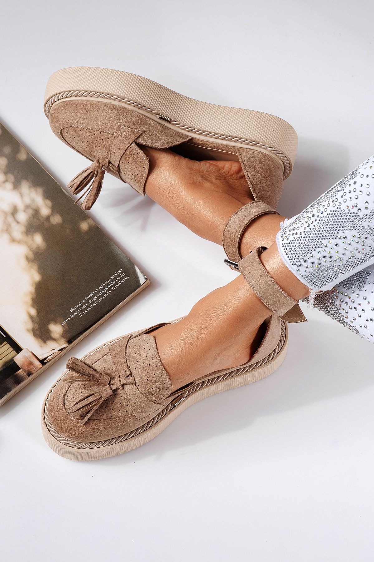 Női bézs színű ekológikus bőrből készült alkalmi cipő velúrból Aryan #24610