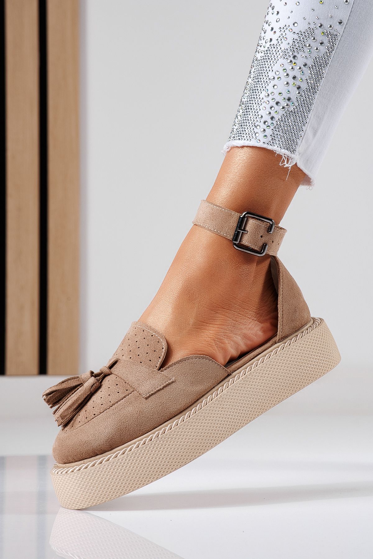 Női bézs színű ekológikus bőrből készült alkalmi cipő velúrból Aryan #24610