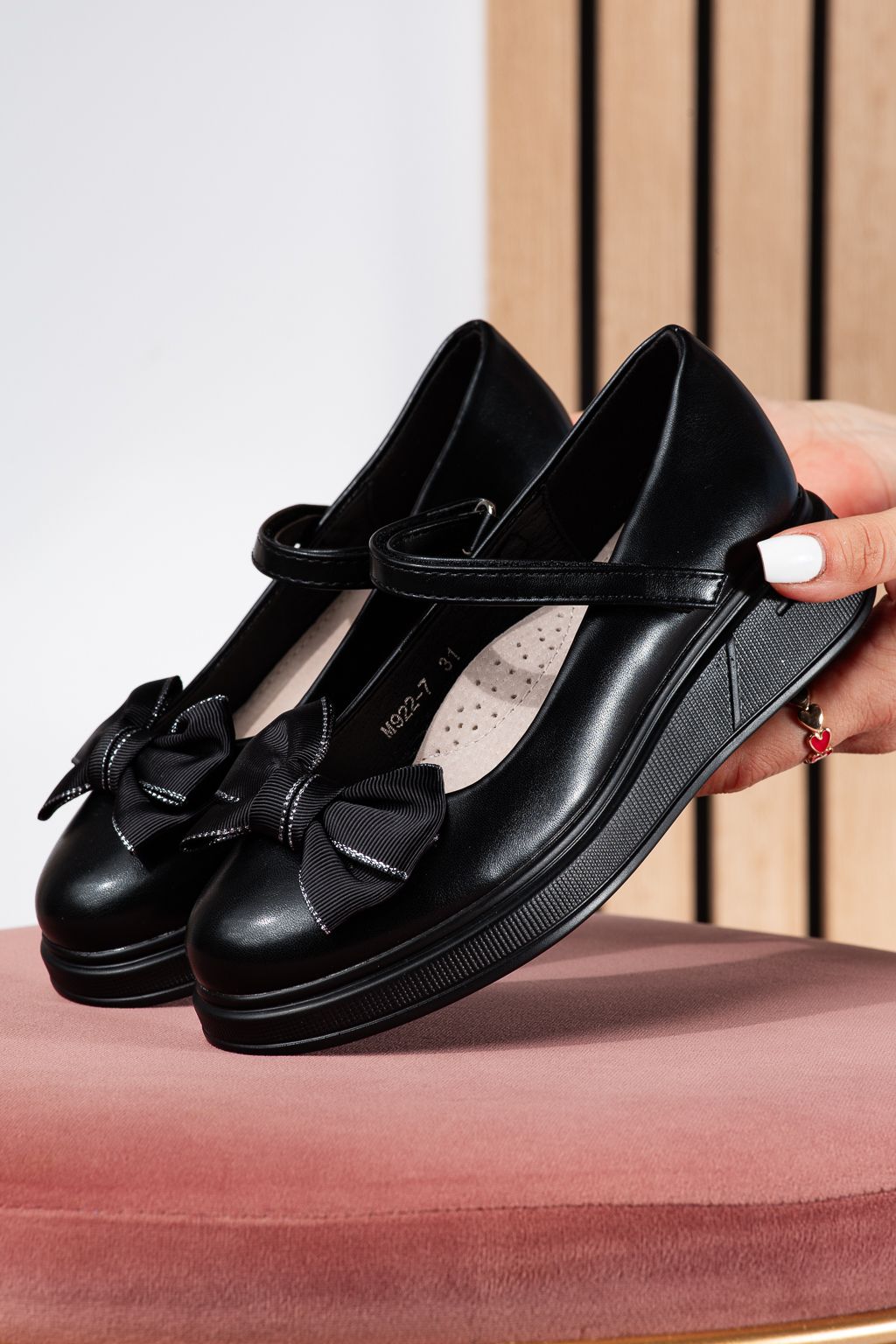 Ökobőrből készült fekete lány cipő Alis #24652