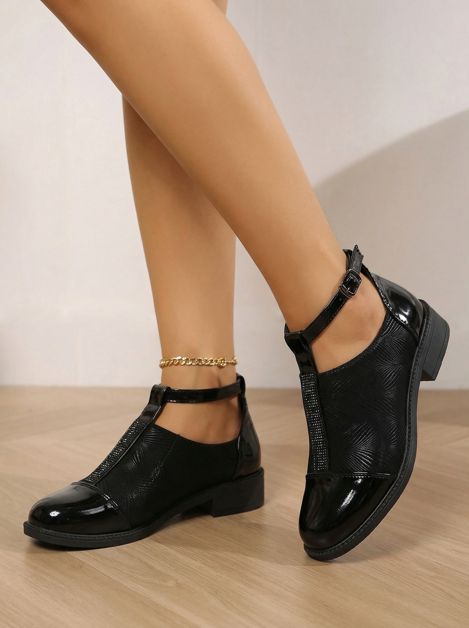 Női fekete lakkbőrből készült alkalmi cipő Kara #24661