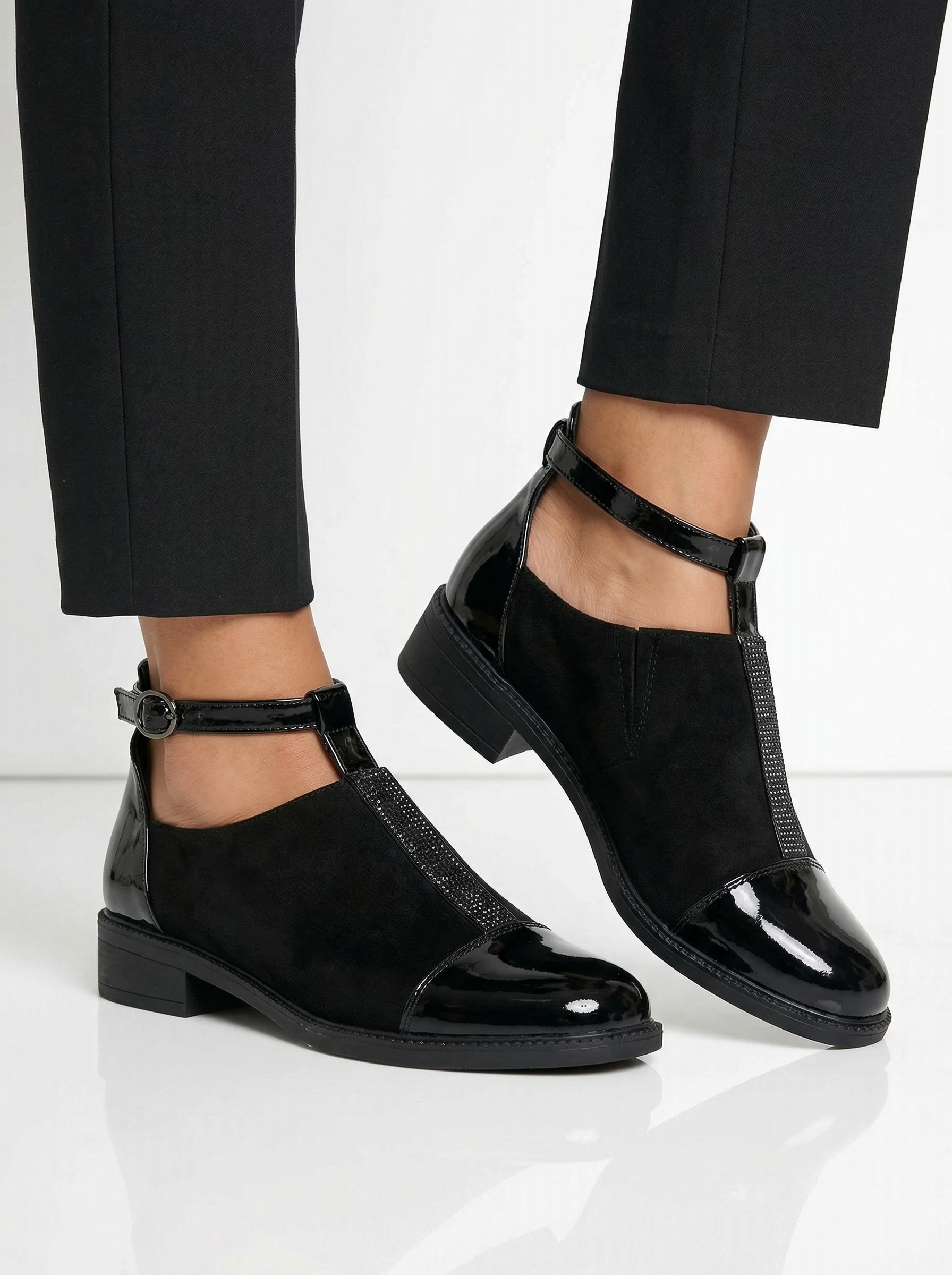 Női fekete lakkbőrből készült alkalmi cipő Kara #24662