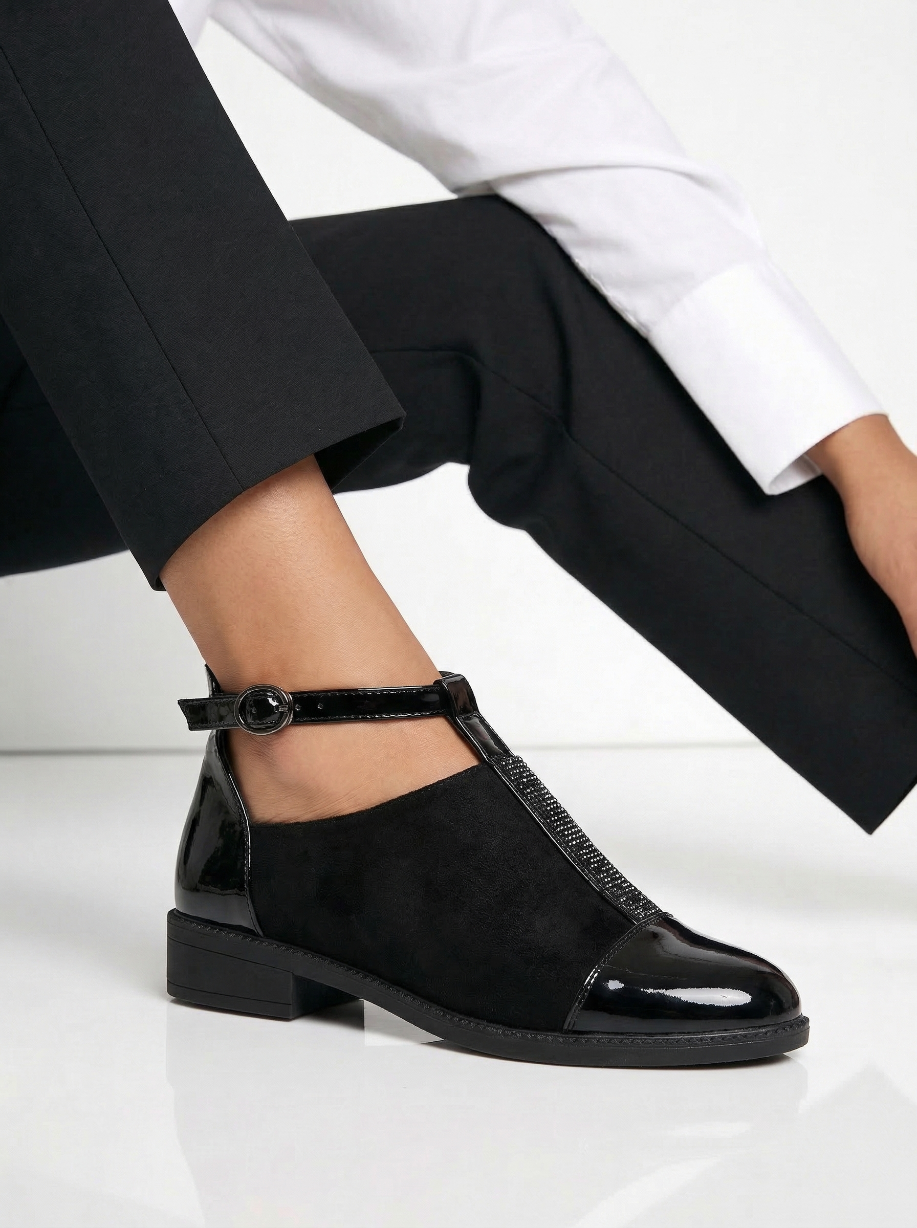 Női fekete lakkbőrből készült alkalmi cipő Kara #24662