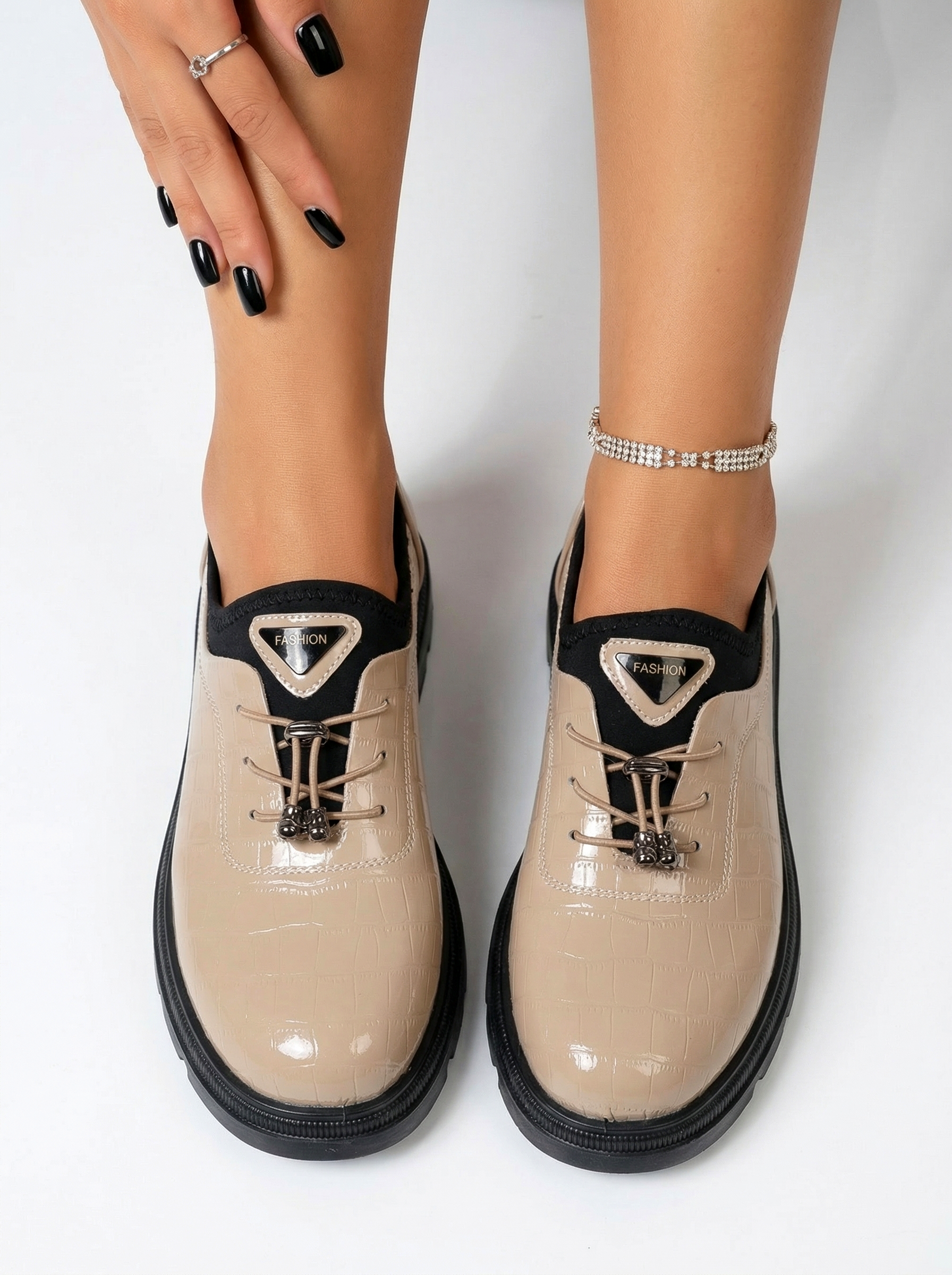 női bézs színű, lakkbőrből készült alkalmi cipő Mariah #24605