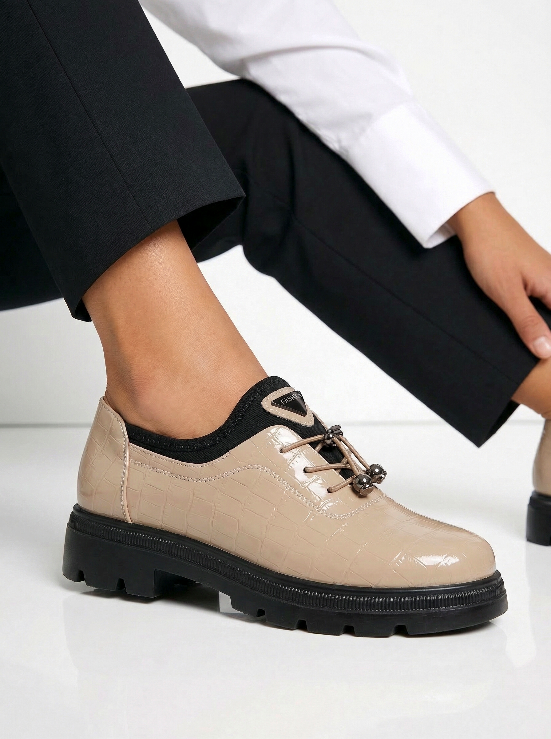 női bézs színű, lakkbőrből készült alkalmi cipő Mariah #24605