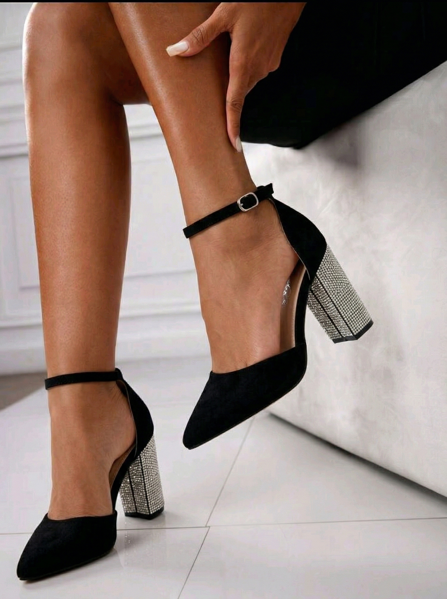 Női magas sarkú cipők fekete öko velúrból készült Liorra #24676