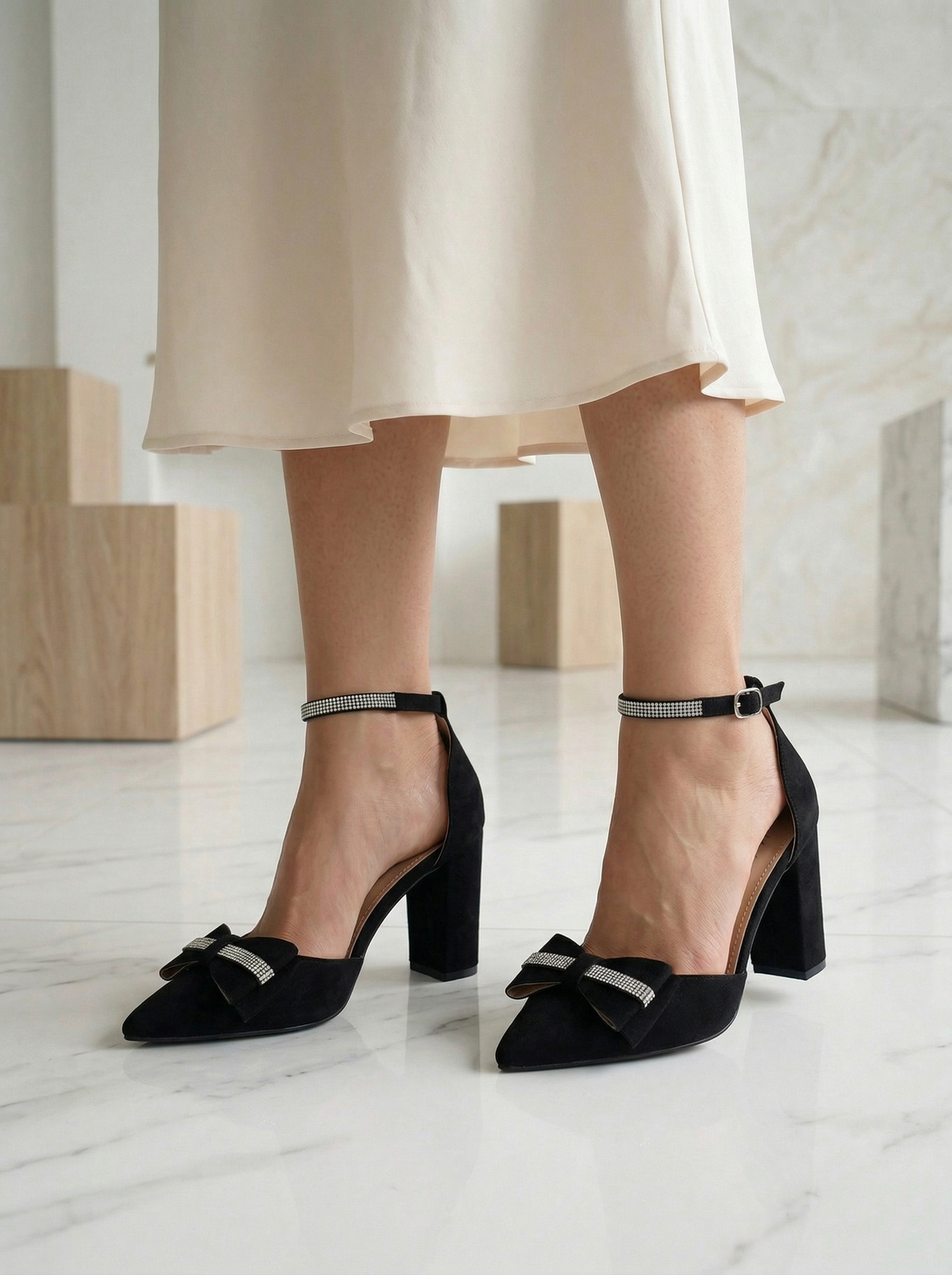 Női magas sarkú cipők fekete öko velúrból készült Elis #24672