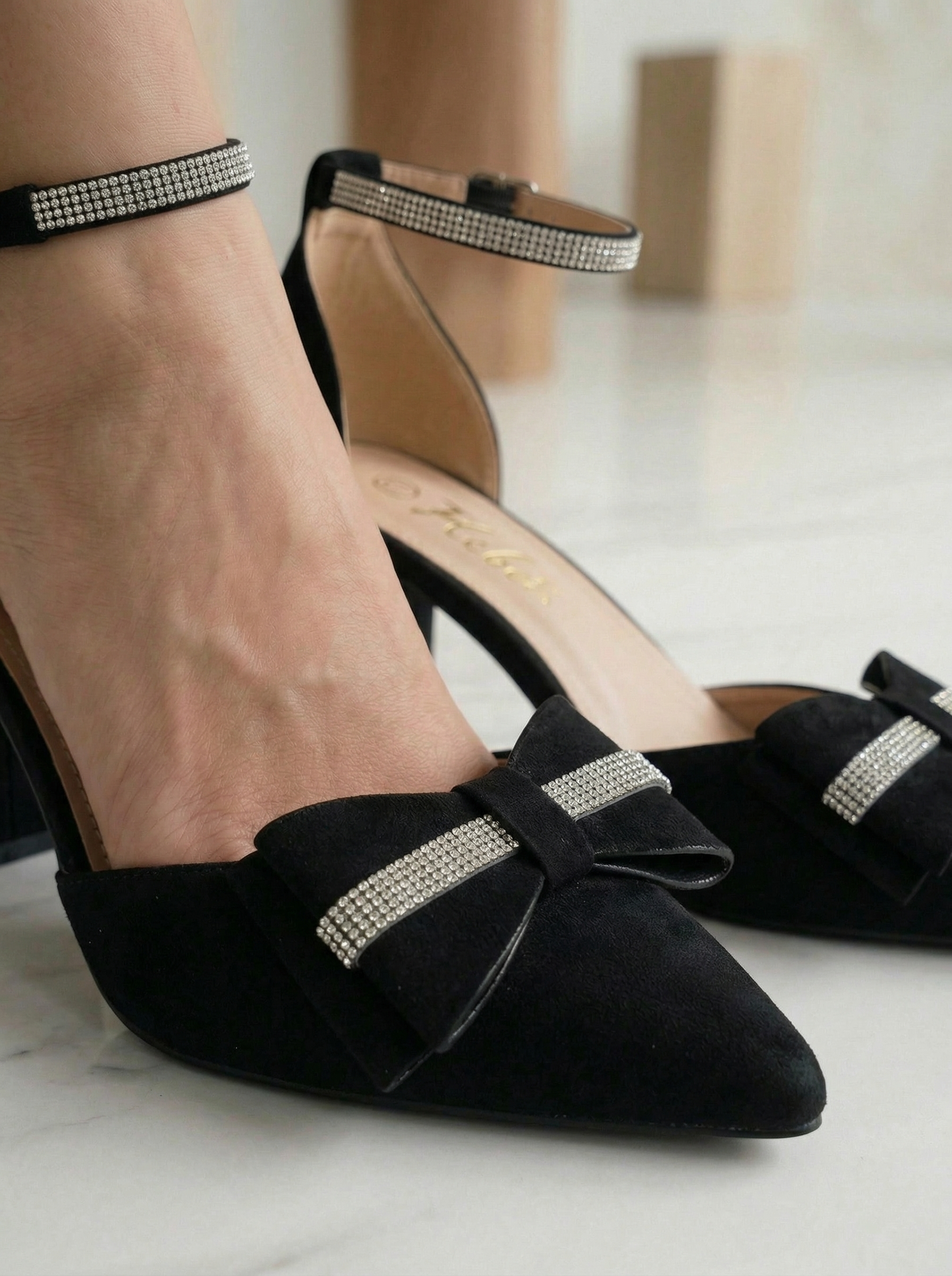 Női magas sarkú cipők fekete öko velúrból készült Elis #24672