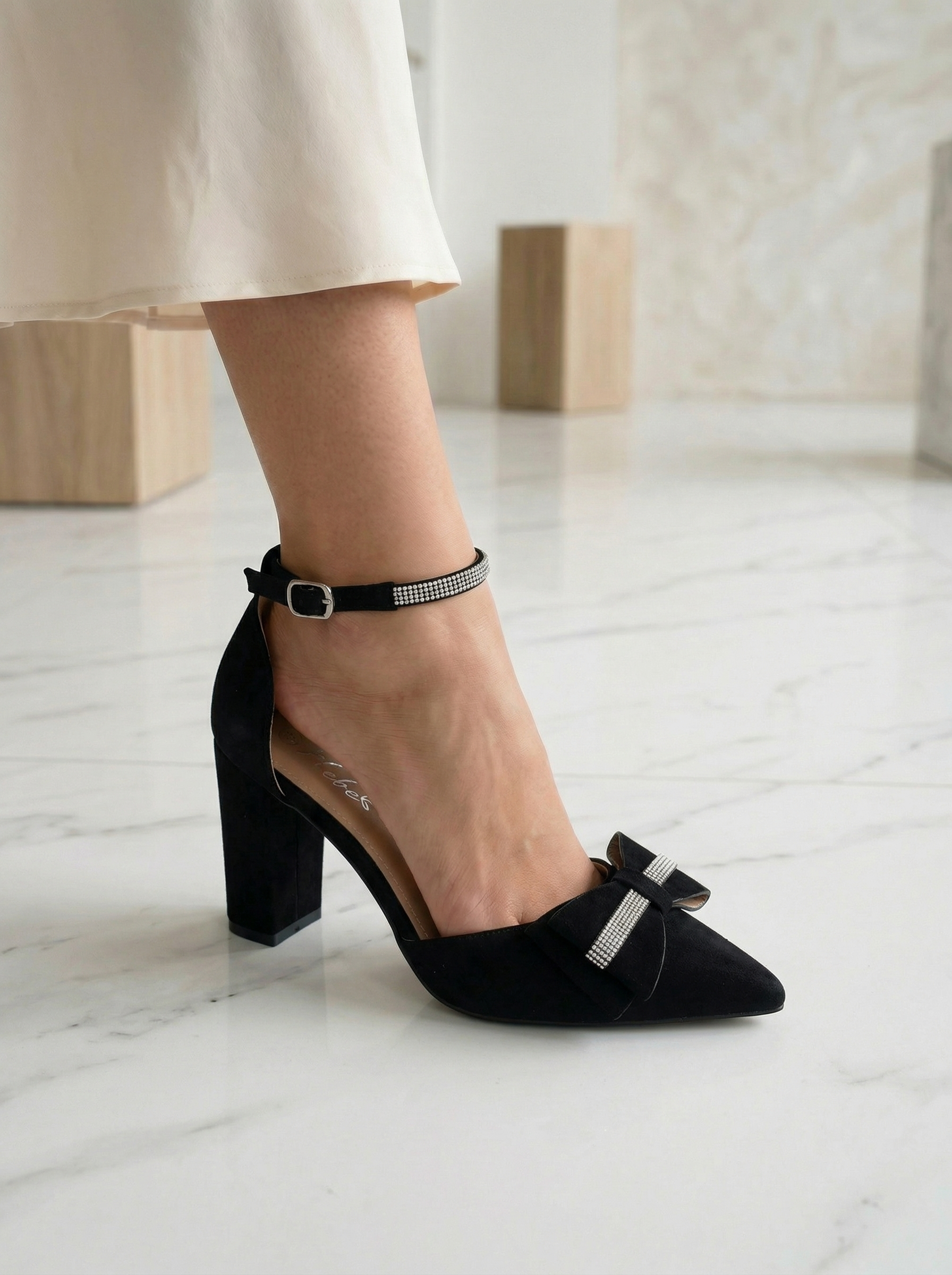 Női magas sarkú cipők fekete öko velúrból készült Elis #24672