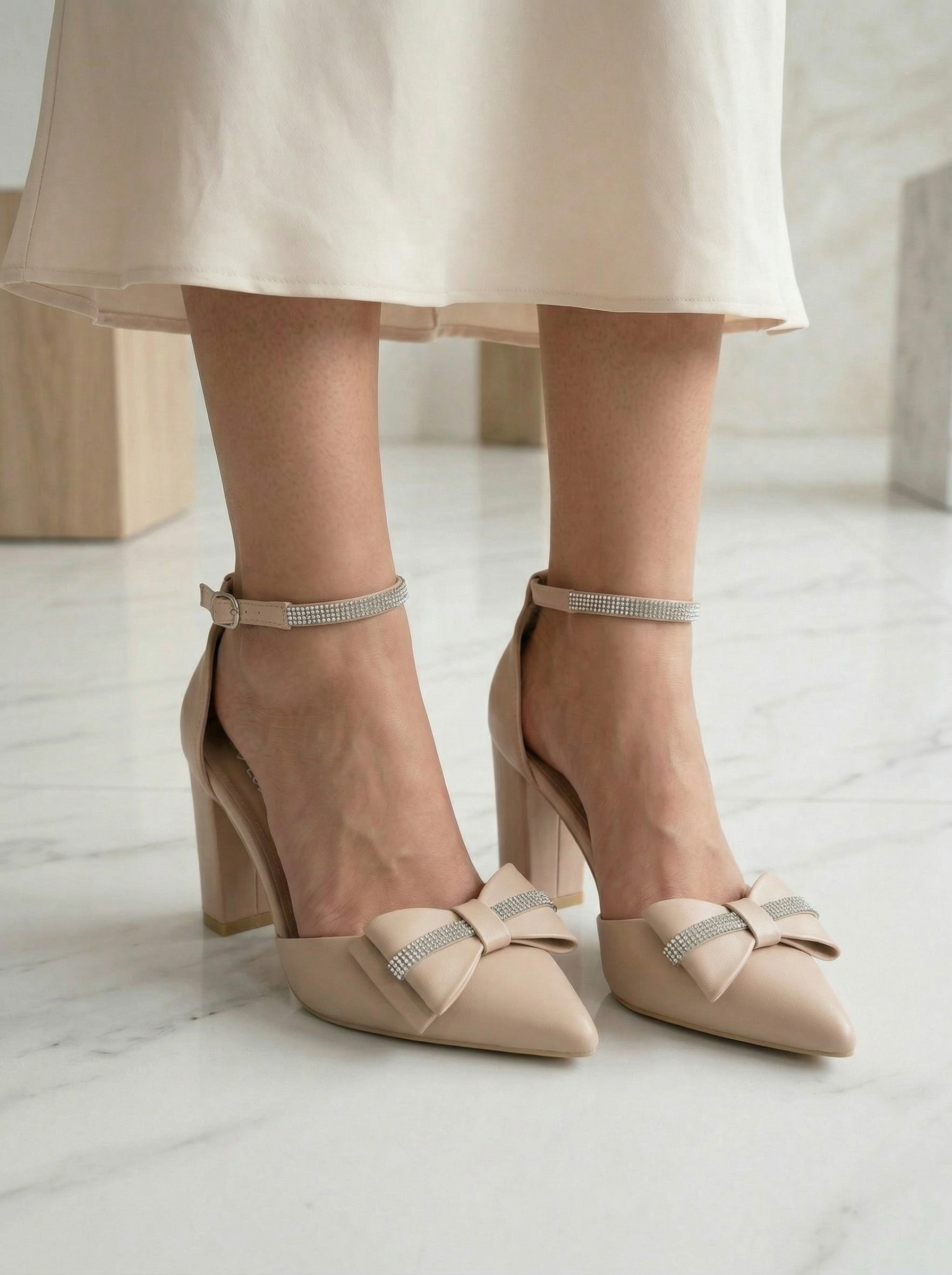 Női magas sarkú cipők bézs öko bőrből készült Elis #24675