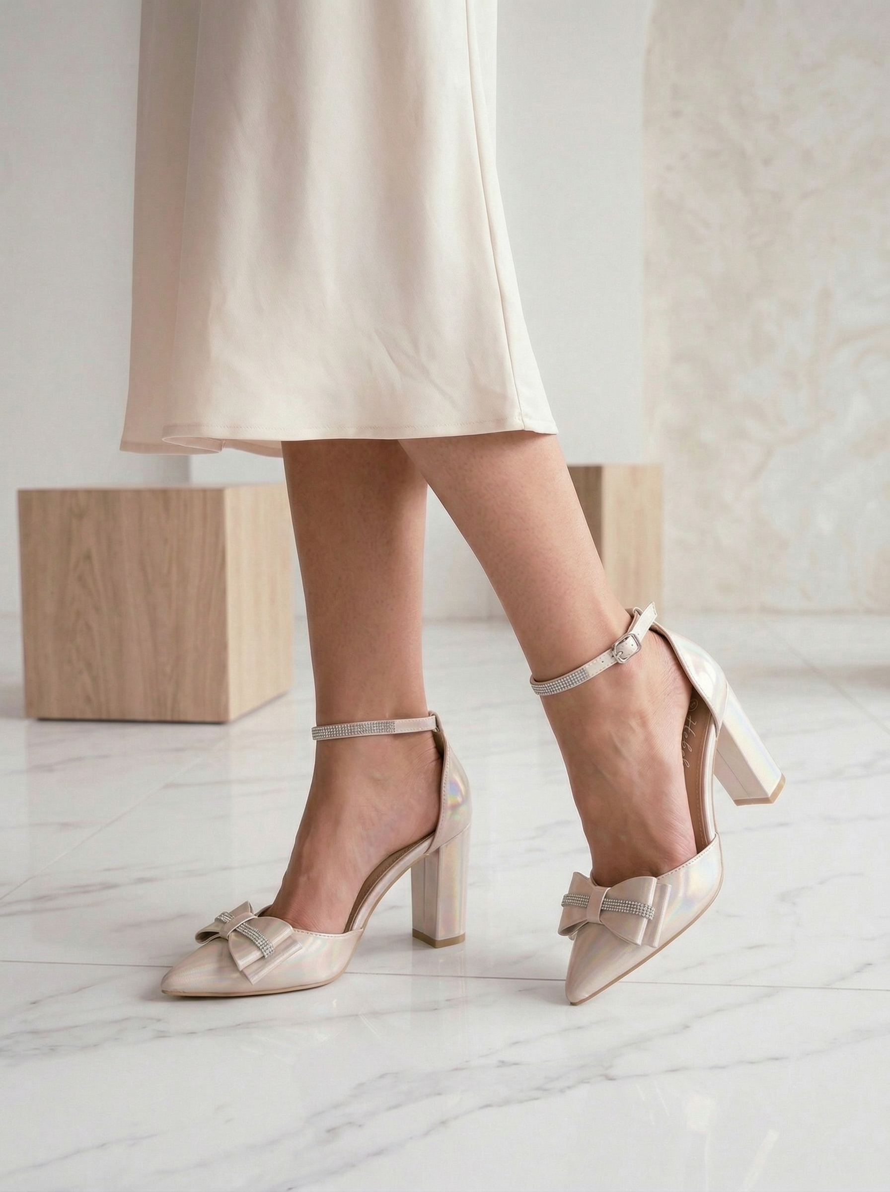 Női magas sarkú cipők aranysárga öko bőrből készült Elis #24674