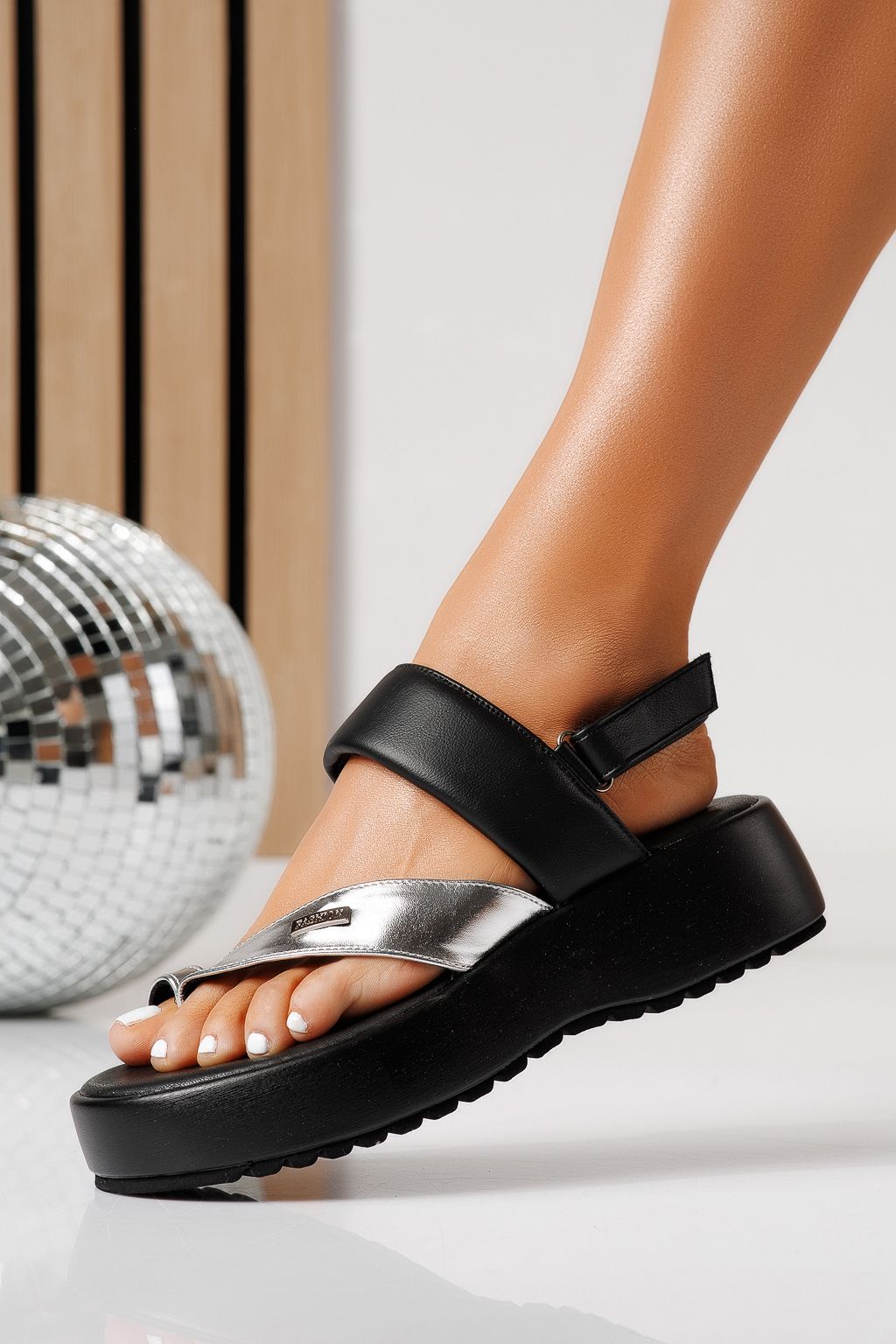 Női platform szandálok ezüst öko bőrből készült Feline #24764