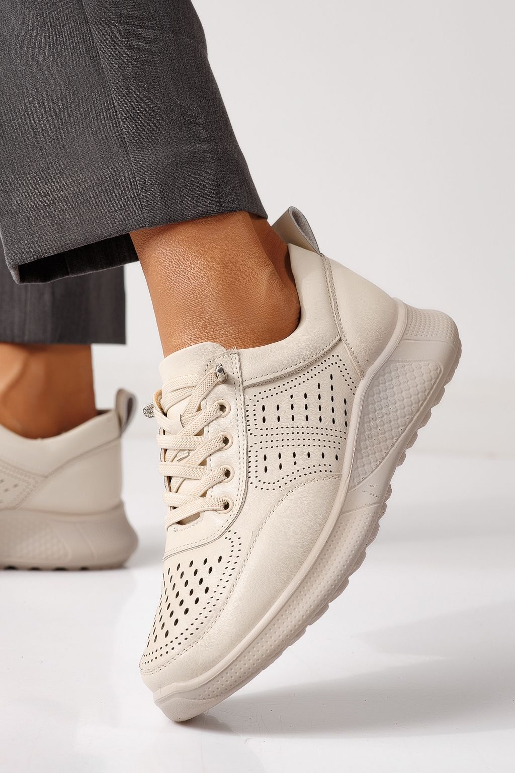 Női alkalmi cipők bézs öko bőrből készült Bica #24937