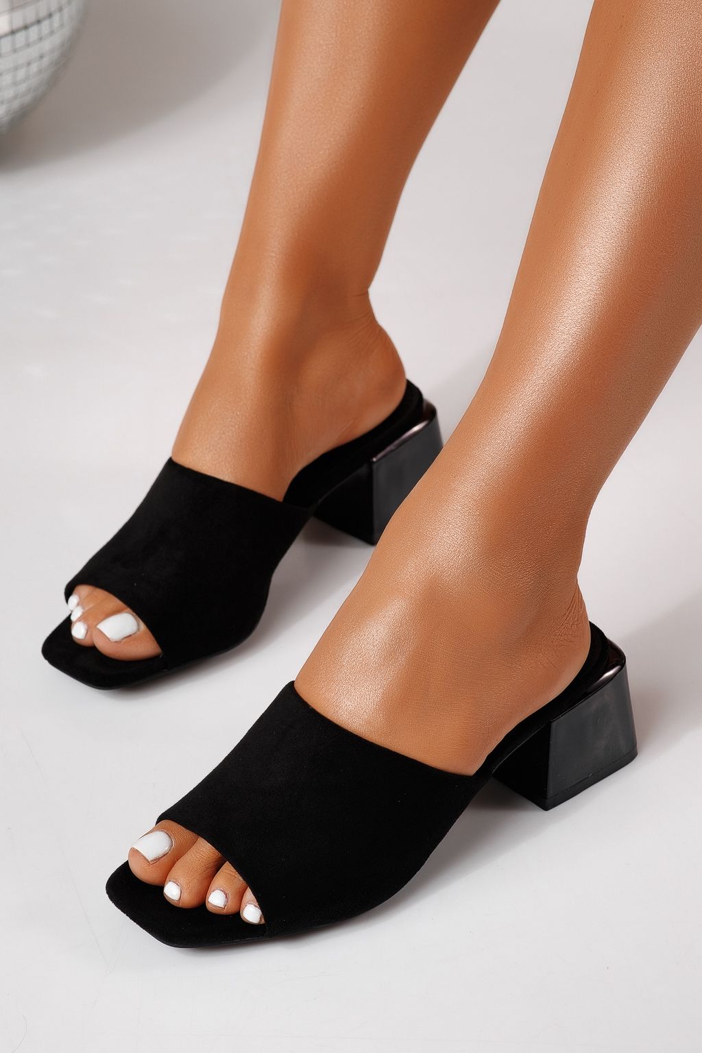 Női magas sarkú papucs fekete öko velúrból készült Thalira #24704