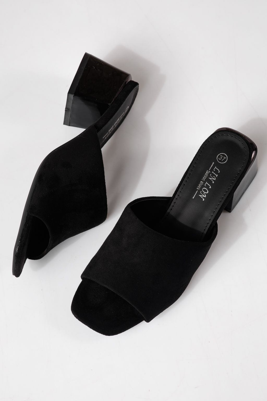 Női magas sarkú papucs fekete öko velúrból készült Thalira #24704