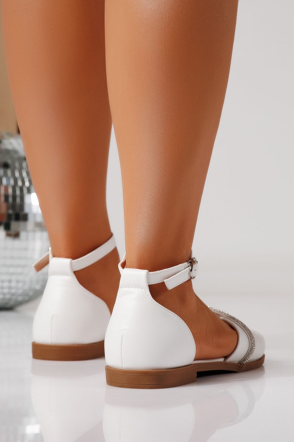 Női alacsony sarkú szandálok fehére öko bőrből készült Aveline  #24711