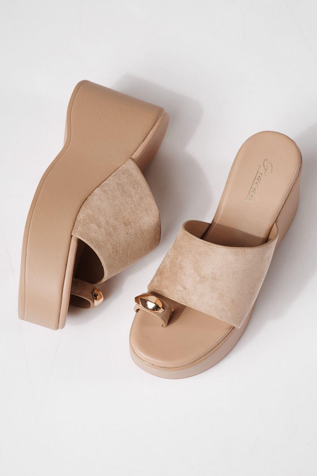Női platform papucsok bézs öko velúrból készült Giulia #24972